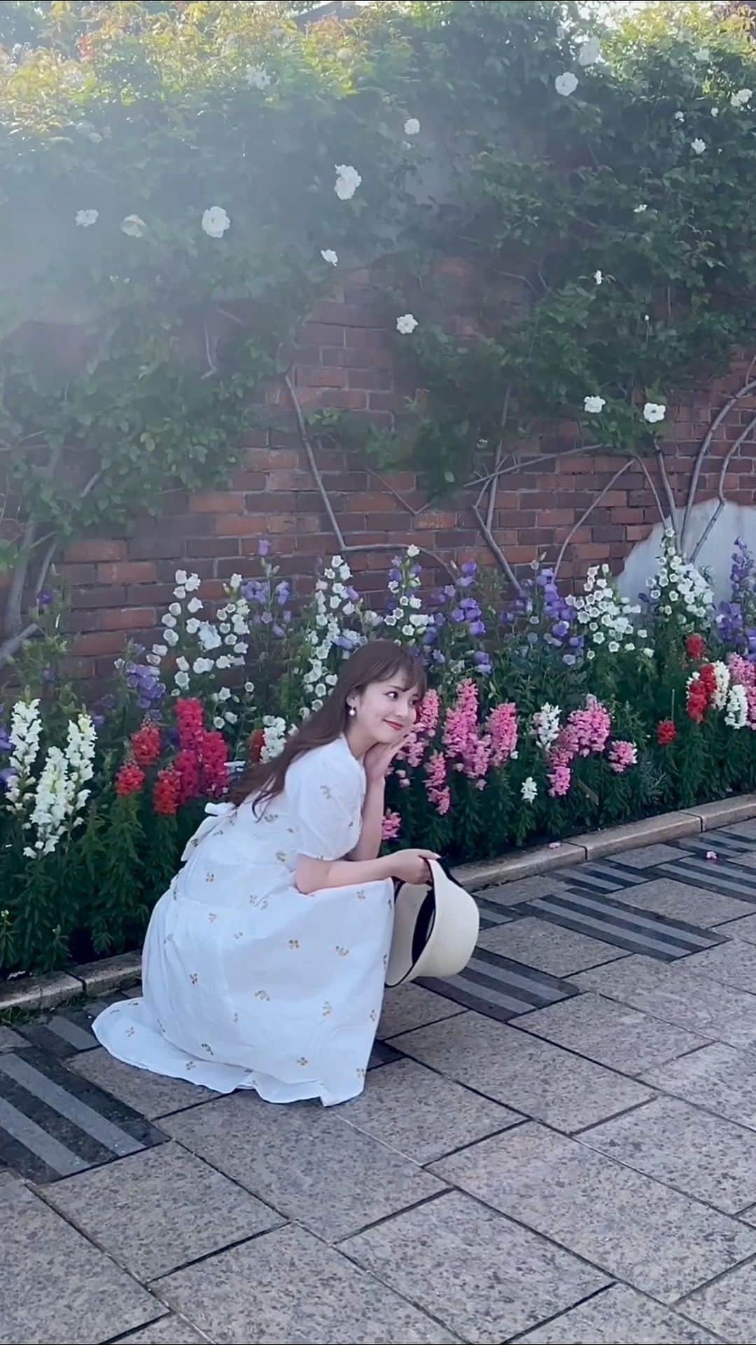 横山紗弓のインスタグラム：「とある撮影でのひと場面💐 お花が綺麗な場所で真っ白ワンピース 女の子らしくて可愛くない？ #福岡 #福岡観光 #福岡旅行 #福岡デート #福岡女子 #福岡ドライブ #海の中道 #海の中道海浜公園」