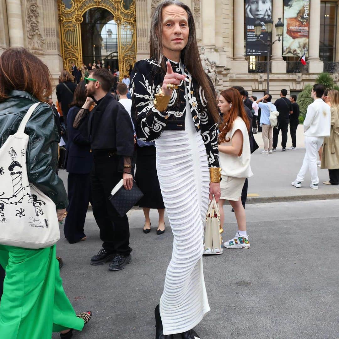 Vogue Runwayさんのインスタグラム写真 - (Vogue RunwayInstagram)「The only thing more thrilling than seeing the couture shows is seeing people wearing couture out in the real world – especially when it involves @schiaparelli’s surrealist vision. Click through to see the best street style in Paris this week. Head to the link in bio to see more. Photographed by @mrstreetpeeper」7月5日 10時18分 - voguerunway
