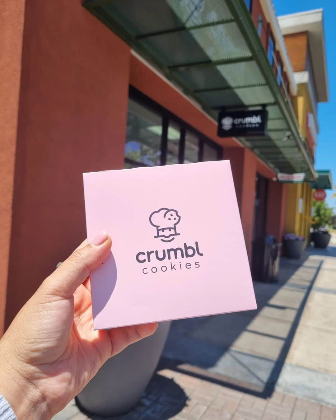 アマルのインスタグラム：「これ流行ってるクッキーのお店。初めて食べたけど美味しかった。ってかでかいね😘もちろん甘い、でも美味しかった。 We had crumble cookies for the first time today. It was really good. Of course sweet but delicious 🤤」