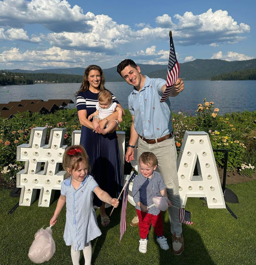 デヴィッド・ヘンリーのインスタグラム：「Happy and blessed 4th! Incredibly blessed to grow up in this country where my family is able to thrive. If you’re looking for something to do, go see @soundoffreedommovie. #2millionfor2million you won’t regret it. One of the most important issues on earth. Photo credit @thomas_hall」