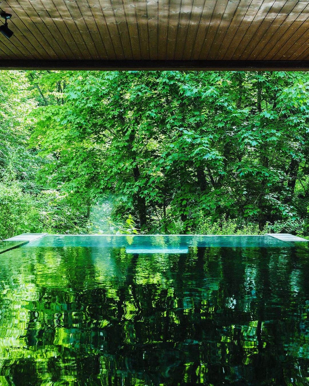 JAPAN TRIP 大人旅〜厳選の宿〜さんのインスタグラム写真 - (JAPAN TRIP 大人旅〜厳選の宿〜Instagram)「．@tobiraonsen.myojinkan  長野県松本市の渓谷に佇む 美しい自然と湯の癒やしが自慢の 世界的にも認められた秘境の温泉宿。  神さまたちが湯治に訪れる場所 だったとも言われる伝説の温泉です。  立った姿勢で腰上までつかることのできる立ち湯では 綺麗な空気を感じながら 目の前に広がる自然と一体になれます。  泉質は、お肌がすべすべになるアルカリ単純泉。  神経をリラックスさせる温度が 心身をリフレッシュしてくれます。  客室は、日本の旅館ならではの和のお部屋から 大きなベッドのあるお部屋までさまざまなタイプをご用意。  美しい自然に囲まれた非日常空間で 旬の食材をふんだんに使い、細部にまでこだわった 特別な料理をご堪能ください。  ＝DATA＝＝＝＝＝＝＝＝＝＝＝＝＝＝＝＝＝ 📍扉温泉　明神館 @tobiraonsen.myojinkan   ■ 長野県松本市入山辺8967番地 ■ 43室 ■ IN 15:00～／OUT 12:00  ■ 2名：77,000円～（夕朝食付） ※目安料金です。料金は施設に確認ください。 ＝＝＝＝＝＝＝＝＝＝＝＝＝＝＝＝＝＝＝＝＝  🔸温泉 🔸露天風呂付き客室 🔸露天風呂 🔸大浴場 🔸ルレ・エ・シャトー加盟 🔸子供可 🔸ペット不可  #長野ホテル #長野旅行 #信州旅行 #扉温泉 #明神館 #秘境温泉 #温泉旅行 #温泉旅館 #露天風呂 #露天風呂付き客室 #ルレエシャトー #onsen #ryokan #luxury #relaischateaux   #大人旅jp #大人旅 #大人旅の宿 #国内旅行 #家族旅行 #ご褒美旅行 #贅沢旅行 #記念日旅行 #japantrip #japantravel」7月5日 10時25分 - otonatabi_jpn