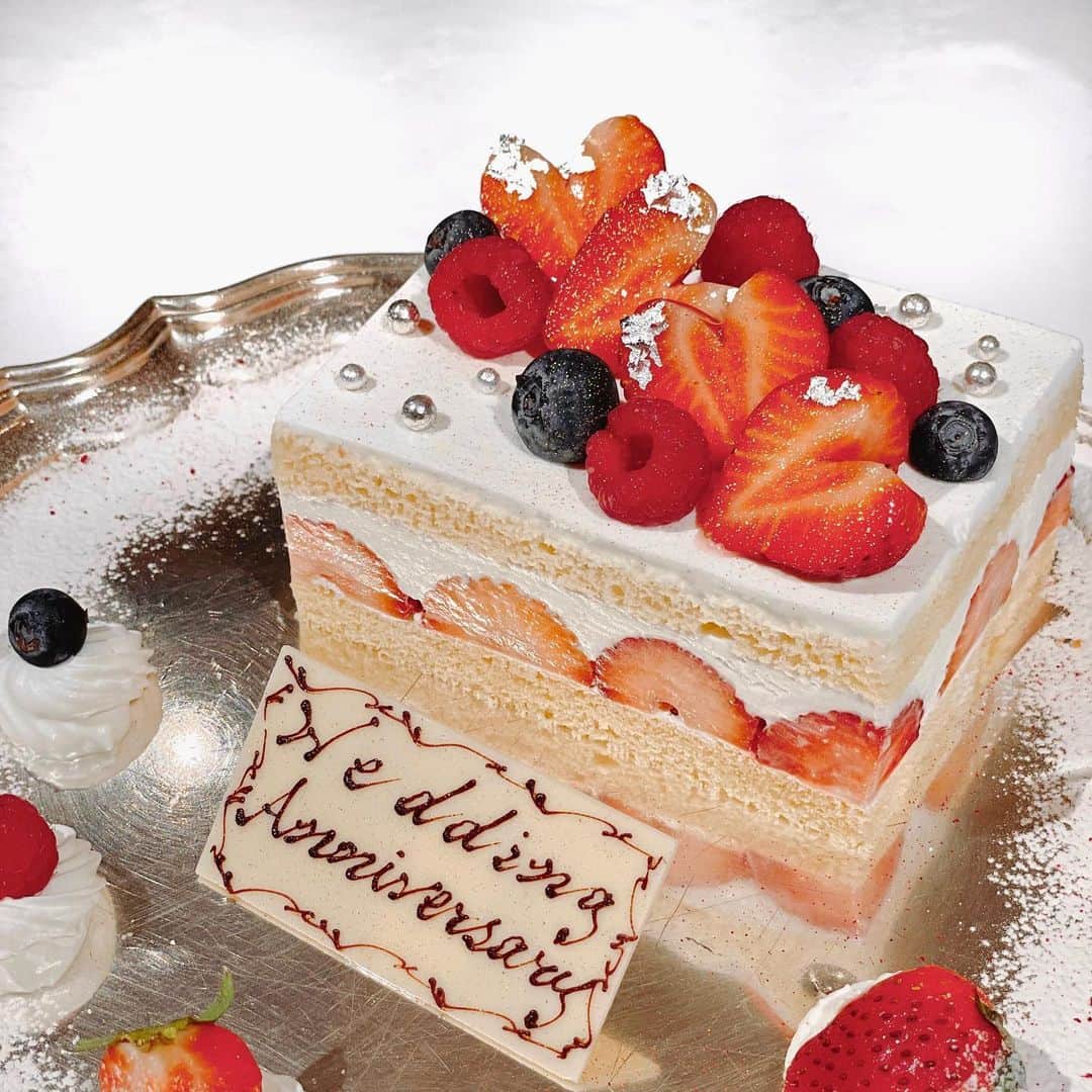 松岡里枝のインスタグラム：「🎂🍓🫐  苺とブルーベリーなので ジェンダーリビールケーキを思い出しました🤭💕👶🏻  #ケーキ #記念日 #結婚記念日 #フレンチ」