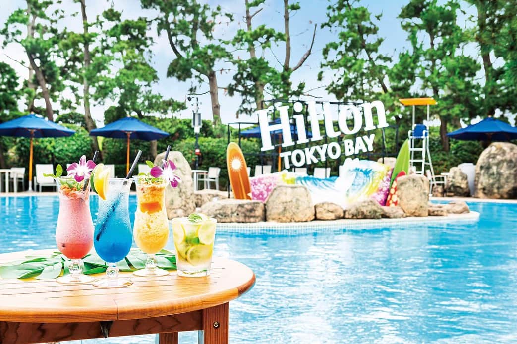 ヒルトン東京ベイ Hilton Tokyo Bayさんのインスタグラム写真 - (ヒルトン東京ベイ Hilton Tokyo BayInstagram)「🌊7/15（土）オープン！🌊 首都圏ホテル最大級のガーデンプール🌴デッキチェア確約でリゾート気分を味わうホテルステイ✨   いよいよ夏も本番。ヒルトン東京ベイのガーデンプールは今月7月15日（土）から夏季限定でオープンします❗️ガーデンプール付宿泊プランの他、ビジタープランでもご利用いただけます🍹  深緑の和風庭園に囲まれた全長50mのガーデンプールは首都圏のホテルの中では最大級のスケール✨併設する水深0.5mの子供プールは、てっぺんから水が降るシャワードームがあり、小さなお子様も水遊びを楽しむことができるのも魅力です👧 プールプランは完全予約制でデッキチェアが確約されているので、泳ぎ疲れたらプールサイドでリラックス🐚   プールサイドバーでは、ホテルオリジナルのトロピカルカクテルなどの冷たいドリンクはもちろん、ビーフハンバーガーやロコモコ丼、冷やしローストビーフうどんなどボリューム満点のメニューをご用意😋フライドチキンやフライドポテト、キュウリの一本漬けなどのスナック類やかき氷、お子様も楽しめるオムライスなどのメニューも充実🍧  デイライトプールでは青空と海風を感じながら リゾート気分を、ナイトプールではライトアップされたフォトジェニックな雰囲気をお楽しみいただけます💫  今年の夏はヒルトン東京ベイで素敵な思い出を作りませんか🎶  ご予約・詳細はプロフィールから公式HPへ @hiltontokyobay   【ガーデンプール詳細】 会場： 地下1階「ガーデンプール」 期間： ☀️デイライトプール：2023年7月15日（土）～9月10日（日） 🌙ナイトプール：2023年7月29日（土）～8月27日（日） プール入場時間： デイライトプール 第１部　8:00～12:00（最終入場11:00） デイライトプール 第2部　12:30～17:00（最終入場16:00） ナイトプール　18:00～21:00（最終入場20:00）   ガーデンプール付宿泊プラン特典： ・ガーデンプール入場保証 ・デッキチェア（宿泊予約時に大人として入力した人数分） ・朝食 ・駐車場無料  #ヒルトン東京ベイ #ヒルトン #舞浜 #東京ディズニーリゾート #サマー #夏 #夏休み #プール #ホテル #ホテルプール #ご褒美 #子連れ旅行 #デイライトプール #ナイトプール #リゾート気分 #カクテル  #hiltontokyobay #hilton #maihama #tokyodisneyresort #summer #vacation #pool #nightpool #daylightpool #hotel」7月5日 10時34分 - hiltontokyobay