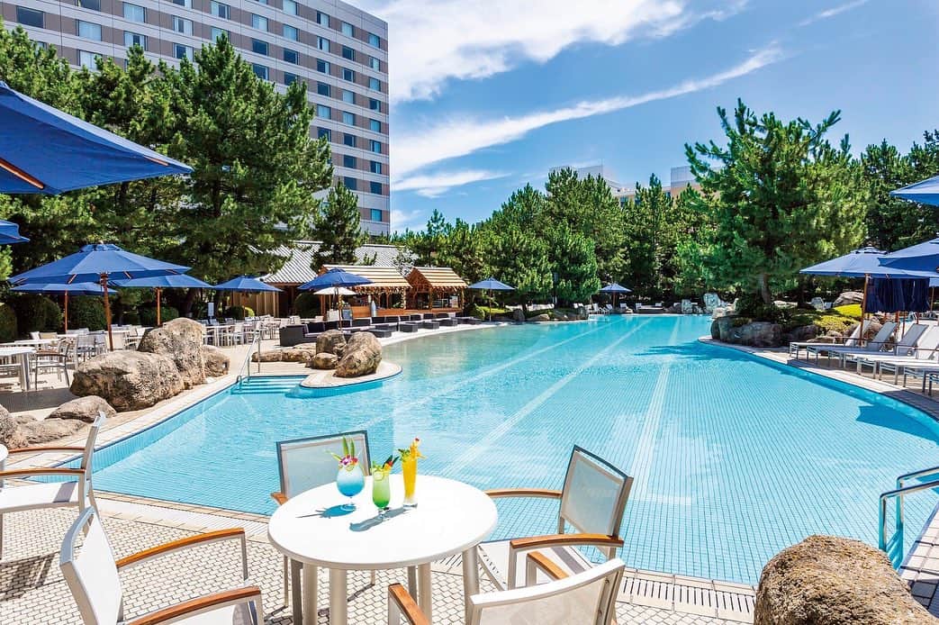 ヒルトン東京ベイ Hilton Tokyo Bayのインスタグラム：「🌊7/15（土）オープン！🌊 首都圏ホテル最大級のガーデンプール🌴デッキチェア確約でリゾート気分を味わうホテルステイ✨   いよいよ夏も本番。ヒルトン東京ベイのガーデンプールは今月7月15日（土）から夏季限定でオープンします❗️ガーデンプール付宿泊プランの他、ビジタープランでもご利用いただけます🍹  深緑の和風庭園に囲まれた全長50mのガーデンプールは首都圏のホテルの中では最大級のスケール✨併設する水深0.5mの子供プールは、てっぺんから水が降るシャワードームがあり、小さなお子様も水遊びを楽しむことができるのも魅力です👧 プールプランは完全予約制でデッキチェアが確約されているので、泳ぎ疲れたらプールサイドでリラックス🐚   プールサイドバーでは、ホテルオリジナルのトロピカルカクテルなどの冷たいドリンクはもちろん、ビーフハンバーガーやロコモコ丼、冷やしローストビーフうどんなどボリューム満点のメニューをご用意😋フライドチキンやフライドポテト、キュウリの一本漬けなどのスナック類やかき氷、お子様も楽しめるオムライスなどのメニューも充実🍧  デイライトプールでは青空と海風を感じながら リゾート気分を、ナイトプールではライトアップされたフォトジェニックな雰囲気をお楽しみいただけます💫  今年の夏はヒルトン東京ベイで素敵な思い出を作りませんか🎶  ご予約・詳細はプロフィールから公式HPへ @hiltontokyobay   【ガーデンプール詳細】 会場： 地下1階「ガーデンプール」 期間： ☀️デイライトプール：2023年7月15日（土）～9月10日（日） 🌙ナイトプール：2023年7月29日（土）～8月27日（日） プール入場時間： デイライトプール 第１部　8:00～12:00（最終入場11:00） デイライトプール 第2部　12:30～17:00（最終入場16:00） ナイトプール　18:00～21:00（最終入場20:00）   ガーデンプール付宿泊プラン特典： ・ガーデンプール入場保証 ・デッキチェア（宿泊予約時に大人として入力した人数分） ・朝食 ・駐車場無料  #ヒルトン東京ベイ #ヒルトン #舞浜 #東京ディズニーリゾート #サマー #夏 #夏休み #プール #ホテル #ホテルプール #ご褒美 #子連れ旅行 #デイライトプール #ナイトプール #リゾート気分 #カクテル  #hiltontokyobay #hilton #maihama #tokyodisneyresort #summer #vacation #pool #nightpool #daylightpool #hotel」