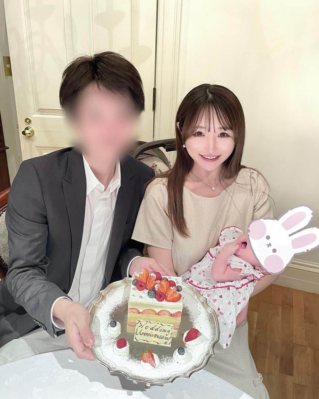 松岡里枝さんのインスタグラム写真 - (松岡里枝Instagram)「結婚記念日ディナー🍽💞  ベビちゃんと一緒に初めての外食でした👶🏻💕 昔から好きなオーベルジュ・ド・リル トーキョーは ベビーカーOK🥰🫶🏻個室なので安心でした😮‍💨  あんまり長居しないように フレンチのコース料理も、 早めに提供してくださいとリクエスト☺️🙏🏻  ２人ともお酒は飲まず ノンアルコールのシャンパンで乾杯🥂✨  いつもありがとうの気持ちを伝え合い、 これからもお互いに思いやりの気持ちを忘れずに ベビちゃんの成長を見守りながら 暖かく穏やかに過ごせたらと思います(^^)🌸  #結婚記念日 #記念日 #ディナー #フレンチ #オーベルジュドリルトーキョー #家族 #フレンチ」7月5日 10時37分 - okarie1023