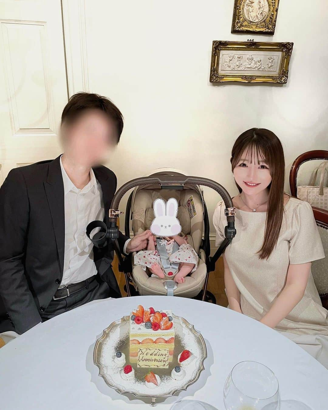 松岡里枝さんのインスタグラム写真 - (松岡里枝Instagram)「結婚記念日ディナー🍽💞  ベビちゃんと一緒に初めての外食でした👶🏻💕 昔から好きなオーベルジュ・ド・リル トーキョーは ベビーカーOK🥰🫶🏻個室なので安心でした😮‍💨  あんまり長居しないように フレンチのコース料理も、 早めに提供してくださいとリクエスト☺️🙏🏻  ２人ともお酒は飲まず ノンアルコールのシャンパンで乾杯🥂✨  いつもありがとうの気持ちを伝え合い、 これからもお互いに思いやりの気持ちを忘れずに ベビちゃんの成長を見守りながら 暖かく穏やかに過ごせたらと思います(^^)🌸  #結婚記念日 #記念日 #ディナー #フレンチ #オーベルジュドリルトーキョー #家族 #フレンチ」7月5日 10時37分 - okarie1023