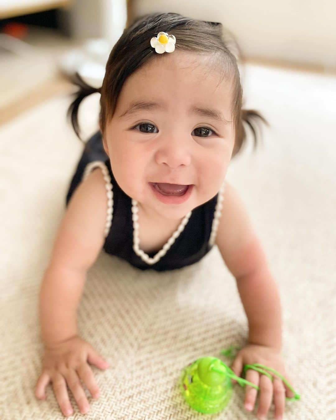 齋藤美波さんのインスタグラム写真 - (齋藤美波Instagram)「👶🏻🎀 #JUNちゃん ・ ウチの末っ子🤍 気づいたら生後6ヶ月経っていて なんの記録も残してなくて... 急いでpostしました😩🫶🏽 ・ 記録に残したいものばかりあるのに なかなかpost出来ずに居て悔やまれる... ネタが多すぎて🥹笑 ・ ・ 実はあと2週間くらいで7ヶ月に なっちゃうJUNちゃん。 あっちゅーま😫😫 ・ ・ ・ 最近のJUNちゃんは... ・ ◉寝返りマスター コロコロ気づいたら居た場所にいない。笑 バウンサーからも脱出しちゃうお転婆さん♡ ・ ◉好奇心旺盛 抱っこしてても私の顔見ずに周りをキョロキョロ〜後ろには何があるのぉ？と首を回そうとする。笑 ・ ◉かまってちゃん 1人で居るとあーうー言いながら存在感出して兄姉が居ないとかまえー！と言わんばかりに泣く(たまに嘘泣きあり)。笑 でも兄姉が居ればいい子に兄姉のやる事じーっと見ていて、私的に兄姉が居る方が助かる😂 ・ ◉話しかけるとニッコニコ かまってちゃんだけあって話しかけると ニコニコ愛想振り撒く♡ これがまた可愛いんよ😩💭💓笑 ・ ◉眠い時・お腹空いた時・暑い時は全力で泣く！ 泣き方で大体わかる。笑 ・ ◉四つん這いポーズが上手になった もう少しでハイハイしそう🥹 ・ ◉夜の寝かしつけは基本セルフ💤 昼間はトントンしないと寝ないけど 夜はベットに置くと勝手に寝てくれる。 助かる🥺 ・ ◉夜中はだいたい夜中の3〜4時頃起きて 一度ミルク飲んで朝まで起きない！ (たまに朝までぶっ通しで寝る時もある) ・ ◉人が食べてる姿見てじーっと見てるので そろそろ離乳食あげます。笑 (まだあげてないんかいっ←) ・ ・ こんなもんかなぁ。 なんとなーく感じるけど この子はMIYABIとは正反対な気がする。笑 お転婆で自我が強そう！笑 ・ MIYABIは全然泣かなくて存在感がなかったけど JUNちゃんはしっかり存在感あります！笑 ・ 最近髪の毛がボッサーで 結んでみたら幼少期の自分に そっくりすぎて笑える😂😂😂 1人だけ系統が違ったJUNさんは 私の家系の顔ですね❣️ ・ ・ みんなハーフっぽく見られるから 私の血が強めに見られるんだけど 結構旦那家系の顔なんです😂😂 一応旦那も🇩🇪🇺🇸🇯🇵のクォーターです。 私は🇵🇭🇯🇵のハーフです。 ・ ・ だからうちの子は 4カ国の混血です🌍🩸 ・ ・ 4人産んで改めて思うけど 遺伝子ってすごいね。笑 同じお腹から生まれて来たのに 顔も性格もみんな違う🤣 何通りあるんだろう。笑 ・ ・ でも本当に子供って偉大で宝✨ ・ こんなママを選んで来てくれて ありがとう❤️ ・ ・ ・ これからも私は私らしく私らしい子育てを 楽しく子供達と一緒に 成長していきたいと思う💙 ・ ・ Love you...👶🏻👧🏻👦🏻👦🏻💓 ・ ・ ・ ・ #記録用 #生後6ヶ月 #末っ子次女#末っ子 #お転婆娘#娘#親バカ #赤ちゃんのいる暮らし #4人育児 #4人兄妹#4人兄妹のママ  #子育て#育児#自然遊び派#湘南」7月5日 10時39分 - saito373minami