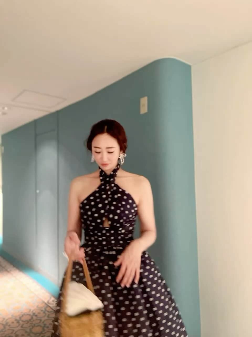 神崎恵のインスタグラム：「🎀 完売になっていた先行予約販売分のリボンパールピアスが再々再入荷になったようです。 @unitedarrows_official × @lesbonbon_official × @megumi_kanzaki   🎀🎀🎀  earring @unitedarrows_official  dress  #zimmermann  bag🐚　#ludlow」