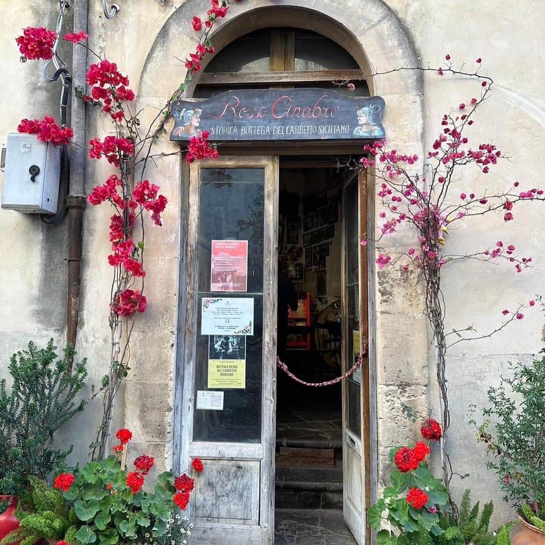 デヴィ・スカルノさんのインスタグラム写真 - (デヴィ・スカルノInstagram)「7月は 音楽祭で賑わう、古都・イブラ♪ 本日は 美しい 街の様子を お伝えいたします。 Lady Francesca Bruno Ottaviano の  パレスにて。音楽家の演奏を 聴きながら。  こちらは かつて、伝統的な ”飾り絵馬車” を  作っていた お店 「Cinabro Carrettieri」。 そのクラシカルな 美しさゆえに、撮影のセット として 使われたことも あるそう。 鮮やかな ペインティングの 技術は 今に 引き継がれています。お土産の 工芸品に 始まり、 Dolce & Gabbana と 家電メーカー SMEGが 手掛ける、 家電のデザインも 2015年から  行っています。  こちらも シチリアの民芸品を 扱うお店。 歴史を感じさせる 素敵な アトリエ。  ”中世の兵士の操り人形” が いっぱい。 細部まで とても 精巧な 出来です。   こちらは 古い建物を そのまま活かした ブティック。 天井のアーチと 床のタイルが お洒落です♪  鮮やかな花の ディスプレイが 綺麗でした。  こちらは 夜の「サン・ジョルジョ教会」 イエローの ライト・アップ が 幻想的です。  たった 1週間の シチリア滞在 でしたが、 大好きな ヨーロッパの風を 浴びて リフレッシュすることが できました。 今回も 素晴らしい旅と なりました♪」7月5日 10時47分 - dewisukarnoofficial