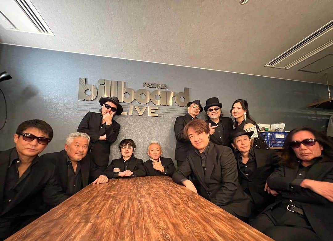 クレイジーケンバンド【公式】のインスタグラム：「ビルボードライブ大阪初日ありがとうございました！ 数年ぶりに声が出せるようになって初の大阪おかげさまで盛り上がりました！ 昨夜よりメンバーの立ち位置が少し変わりましたよー。 本日もよろしくお願いいたします。  byスタッフ  #クレイジーケンバンド #crazykenband #横山剣 #billboardlive #osaka #4枚目の高橋さんが平面的です」