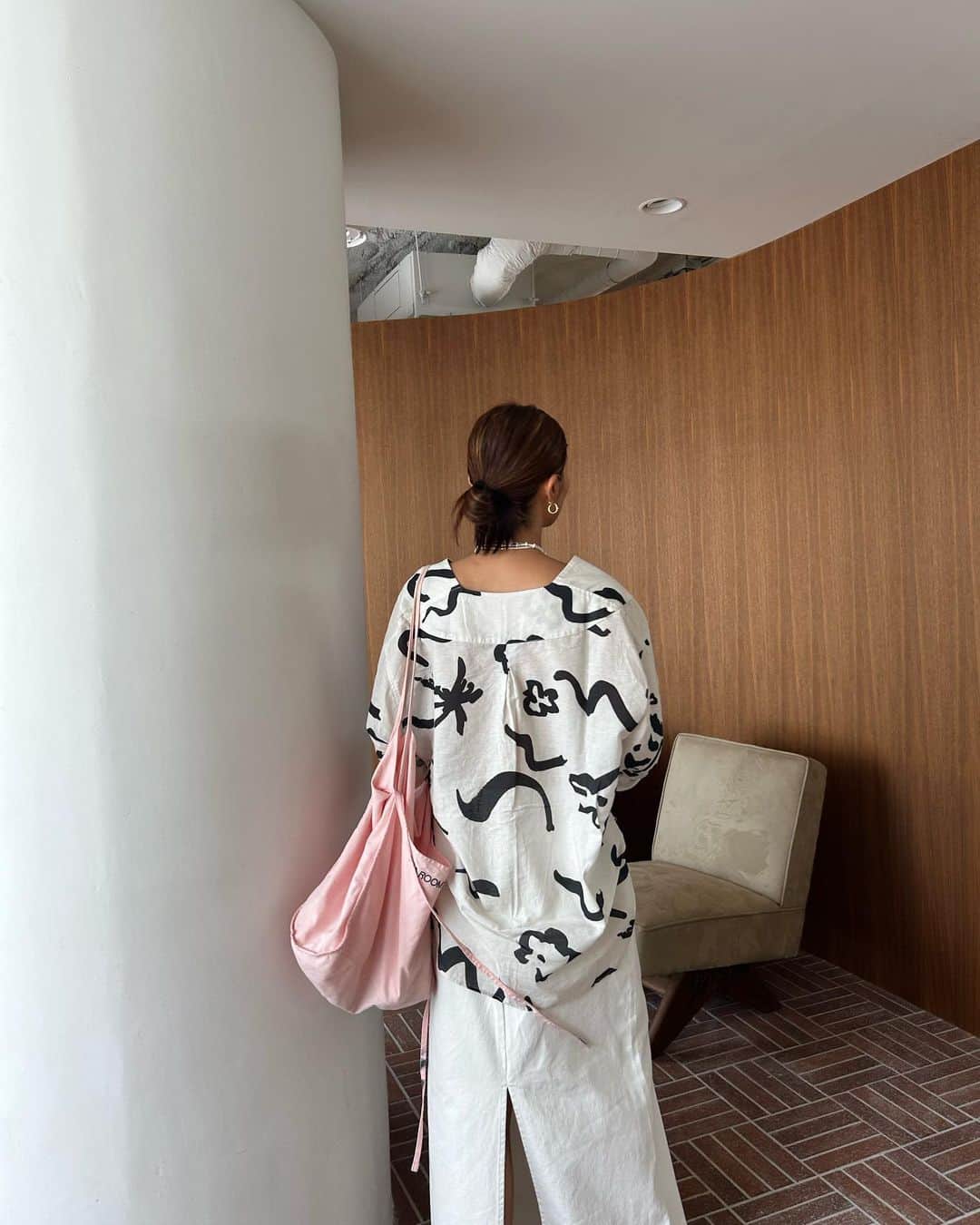 ungrid_pr_kyokoさんのインスタグラム写真 - (ungrid_pr_kyokoInstagram)「Sandyfeet×SRL🐚  はぁ〜、すき😮‍💨。 撮影データを見たときからなんて可愛いセットアップなんだ！と心待ちにしていたお洋服がやっと発売🌊  本日からPOP UPが始まる玉川高島屋店とWEB限定商品になります🙌🏼🔥  #searoomlynn #srl_official_pr」7月5日 10時58分 - kyo_ko_____