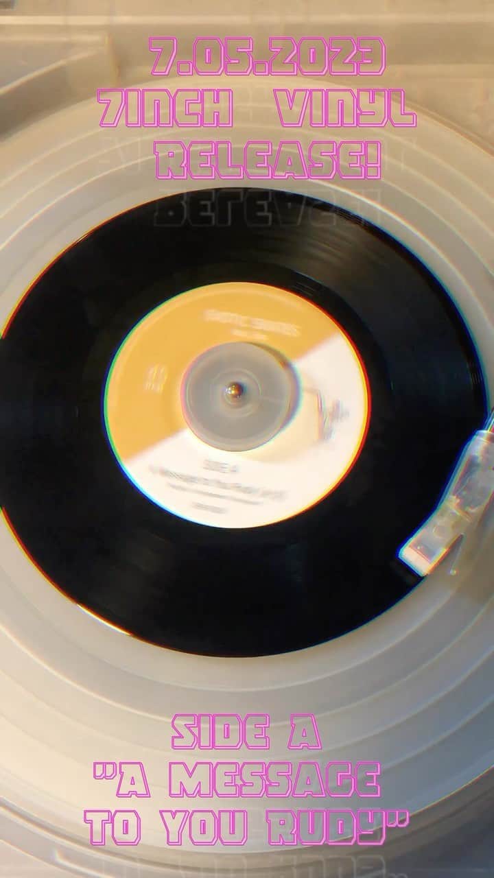MONKYのインスタグラム：「本日発売&配信開始♬  EXOTIC SKATES 1st Single 7inch Vinyl 購入はこちらのリンクから （プロフィールにリンクあり）  https://ienaga2020.thebase.in/items/75441129  The Specialsカヴァーで広く知られるDandy LivingstoneのTrojanクラシック「A Message to You Rudy」をカリビアン・ジャジー&ソウルフルにカヴァー！！  レゲエ・ジャズ・インストゥルメンタル・バンドIRIE JAZZ SESSIONなどでの活動でも知られるサックス奏者＝ex)Black Bottom Brass Bandのサックス奏者MONKYをフロントに、関西バン ドシーンで活躍するオルガンプレイヤー岩井ロングセラー、ベースに高木記明、ドラムに梅本浩亘、 という強力なリズムセクションを擁する、ジャズとスカ・レゲエがファンキーに融合したエキゾ チック・ファンクバンドEXOTIC SKATESの1st 2TRK 7inchが、MONKY主宰家永吹産 より限定リリース。  Side-Aは、The Specialsの79年のカヴァーヒットでも広く知られる、Dandy LivingstoneのTrojanクラシック「A Message to You Rudy」のカリビアン・ジャジー&ソウルフルなカヴァー。 ヴォーカルには、自身のバンドEMILANDによる2ndアルバムもリリースを控えるソウル・ディーヴァ衣美をFeat。波打つベースグルーヴ、リズミカルで心地よいオルガン、ドライブ感溢れるドラムが織りなすダンサブルでファンキーなカリビアン・グルーヴに、MONKYによるエモーショナルなサックスブロウ&衣美によるソウルフルなヴォーカルが、心も身体も踊らせるダンサブルな熱気を巡らせる絶品カヴァー。  Side-Bは、MONKYコンポーズによるレゲエ/スカのリズム/グルーヴ感覚とジャズファンクのスリルが融合したインストゥルメンタル・ナンバー「Endless Summer Drops」。 波打つ漆黒のベース、ブレイク感覚も織り込んだファンキードラム、ファズも効かせた黒光りキレキレのオルガン、エモーショナルかつ艶ありなサックス・プレイが、スリリリングなソロ・プレイも巡らせながら、カリビアン・フィールな高揚感溢れるジャズファンクを展開。こちらは、ミックスはダブミックスの巨星＝内田直之が手がけ、大胆かつグルーヴィーなサウンドに仕上がっています。  マスタリングは巨匠・田中三一が担当。 2023年4月のパリで開催されたアートフェスでも大好評を博した話題のイラストレーター、苦虫ツヨシによる常夏をイメージしたポップなアートワークも要注目。  Artist:EXOTIC SKATES Title:A Message to You Rudy  featuring Emi /Endless Summer Drops Label:家永吹産  Cat No: ISR-006 File Under:Nu Jazz/Soul/Reggae-/Ska/Carib  7inch 税抜上代：1900yen」