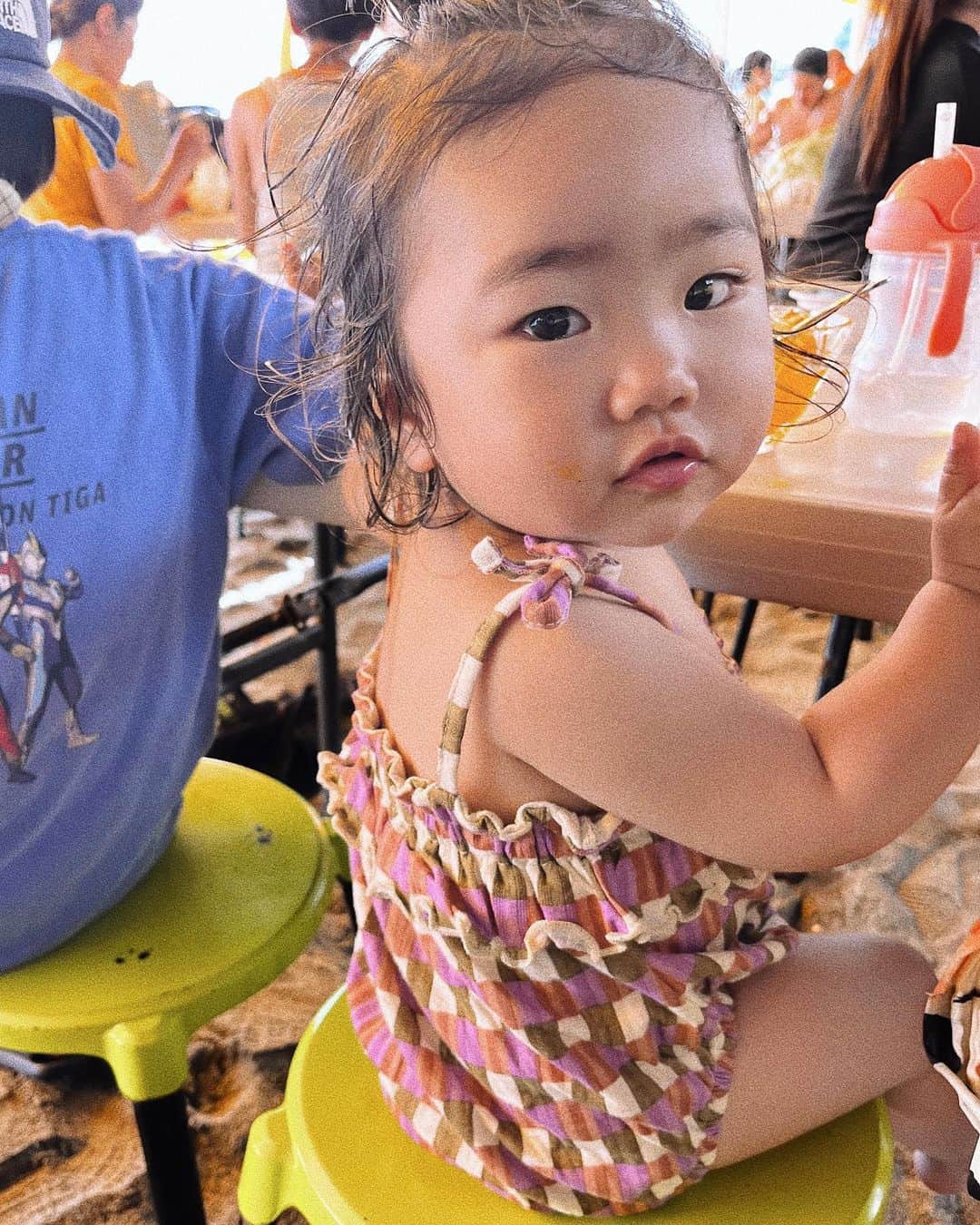 宇藤えみのインスタグラム：「梅雨の合間の夏〜っ！だった日☀️ この頃のロンパース姿ほんと可愛ぃ♡ ロンパース(水着ではない🙋‍♀️) @_inthepark_ のセールでゲットしました〜  #暮らし#夏」