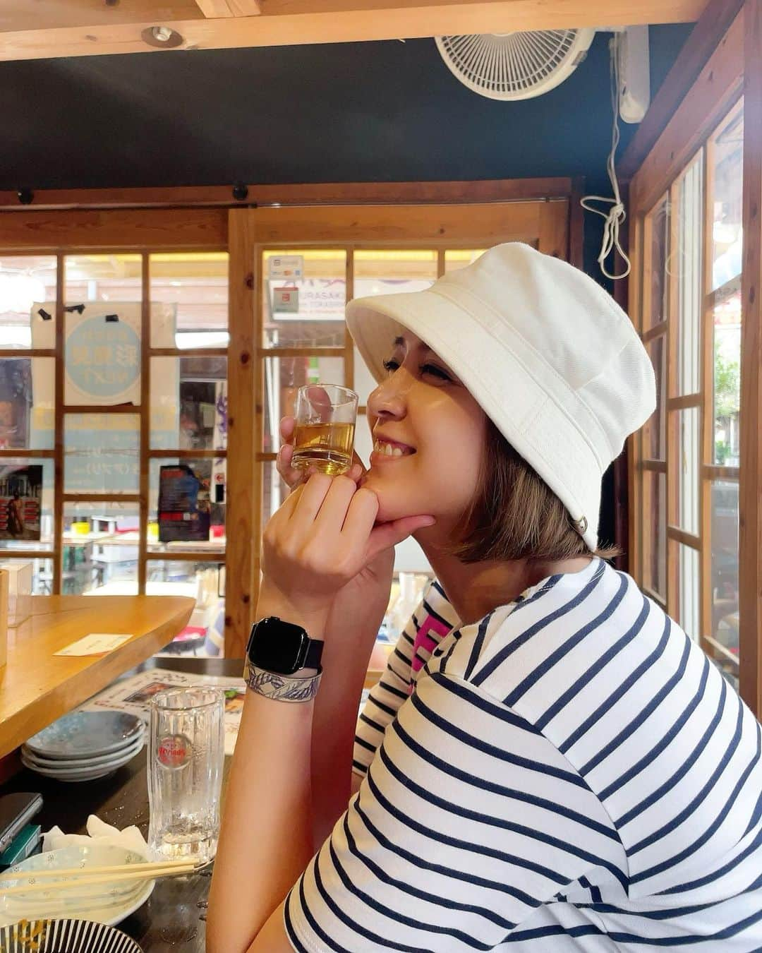 源崎トモエのインスタグラム：「食べて〜飲んで〜最高でした😀  いろんなお店の方達とも仲良くなって 泡盛たくさん教えてもらったり楽しかったなー！  泡盛があんなに奥深いとは🫣‼️ 古酒がとにかく美味しくてウイスキーみたいに飲み方一つで味が変わるから毛嫌いしてたけど好きになりました🧡  #沖縄旅行 #泡盛 #古酒 #ハブ酒  #ヤギ刺し #豆腐よう  #ハブ酒もわりと好き」