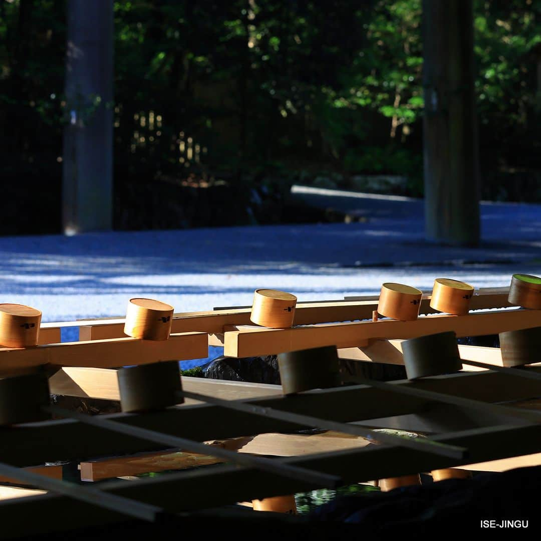 伊勢神宮さんのインスタグラム写真 - (伊勢神宮Instagram)「#伊勢神宮 #神宮 #神社 #心のふるさと #内宮 #手水舎 #手水 #柄杓 #鳥居 #夏  #isejingu #jingu #soul_of_japan #japan #jinja #shinto #naiku #temizu」7月5日 11時00分 - isejingu.official