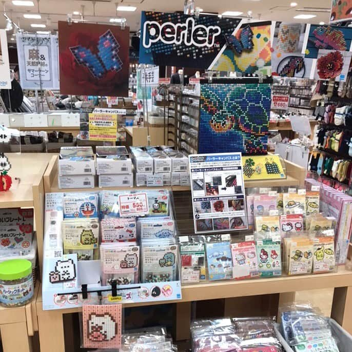 PerlerbeadsJP（パーラービーズ）さんのインスタグラム写真 - (PerlerbeadsJP（パーラービーズ）Instagram)「手芸用品専門店のユザワヤ吉祥寺店様に“パーラービーズSTAND”がオープン🩵🧡💛  マルシェ風の売場はなんとパーラービーズの詰め放題（税込¥550）🌈✨お子さまの遊びと決めつけるのはもったいない❣️「こんな作品も作れるの⁉️」と新しい発見がいっぱい🌟ぜひお立ち寄りくださいませ💞  開催期間:7/3(月)-7/14(金)  【ワークショップ】 ▪️パーラーキャンバス ミニウォールフラワーベース作り ・日時 7/5(水)11:00-15:30 先着15名様限定 7/14(金)11:00-15:30 先着15名様限定 ・材料費:¥550（税込） ・定員:各回5名様 ・所要時間:約1時間  ▪️パーラービーズ イニシャルキーホルダー作り ・日時 7/8(土)11:00-17:00（最終受付16:30） 7/9(日)10:00-16:00（最終受付15:30） ・材料費:¥550（税込） ・定員:各回5名様 ・所要時間:約30分 ……………………………………………………………… #おうち遊び #室内遊び #指先遊び #色遊び #季節の製作 #製作アイデア #製作遊び #雨の日の製作 #雨の日の過ごし方  #夏休みの遊び #夏休みの過ごし方 #雨の日の遊び #ハンドメイド初心者 #アイロンビーズ立体 #子どもとの暮らし #子どものいる暮らし #おうち時間 #アイロンビーズ #perlerbeads #パーラービーズ #pixelart #beadsart @kawadatoys_official」7月5日 11時04分 - perlerbeads_jp