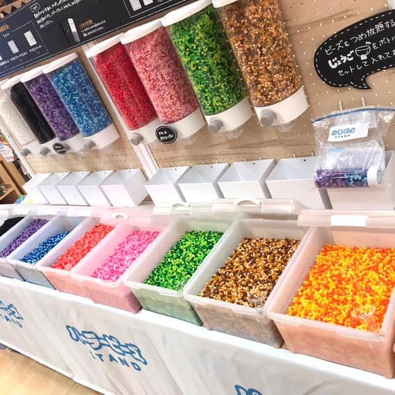 PerlerbeadsJP（パーラービーズ）さんのインスタグラム写真 - (PerlerbeadsJP（パーラービーズ）Instagram)「手芸用品専門店のユザワヤ吉祥寺店様に“パーラービーズSTAND”がオープン🩵🧡💛  マルシェ風の売場はなんとパーラービーズの詰め放題（税込¥550）🌈✨お子さまの遊びと決めつけるのはもったいない❣️「こんな作品も作れるの⁉️」と新しい発見がいっぱい🌟ぜひお立ち寄りくださいませ💞  開催期間:7/3(月)-7/14(金)  【ワークショップ】 ▪️パーラーキャンバス ミニウォールフラワーベース作り ・日時 7/5(水)11:00-15:30 先着15名様限定 7/14(金)11:00-15:30 先着15名様限定 ・材料費:¥550（税込） ・定員:各回5名様 ・所要時間:約1時間  ▪️パーラービーズ イニシャルキーホルダー作り ・日時 7/8(土)11:00-17:00（最終受付16:30） 7/9(日)10:00-16:00（最終受付15:30） ・材料費:¥550（税込） ・定員:各回5名様 ・所要時間:約30分 ……………………………………………………………… #おうち遊び #室内遊び #指先遊び #色遊び #季節の製作 #製作アイデア #製作遊び #雨の日の製作 #雨の日の過ごし方  #夏休みの遊び #夏休みの過ごし方 #雨の日の遊び #ハンドメイド初心者 #アイロンビーズ立体 #子どもとの暮らし #子どものいる暮らし #おうち時間 #アイロンビーズ #perlerbeads #パーラービーズ #pixelart #beadsart @kawadatoys_official」7月5日 11時04分 - perlerbeads_jp