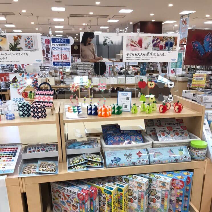 PerlerbeadsJP（パーラービーズ）さんのインスタグラム写真 - (PerlerbeadsJP（パーラービーズ）Instagram)「手芸用品専門店のユザワヤ吉祥寺店様に“パーラービーズSTAND”がオープン🩵🧡💛  マルシェ風の売場はなんとパーラービーズの詰め放題（税込¥550）🌈✨お子さまの遊びと決めつけるのはもったいない❣️「こんな作品も作れるの⁉️」と新しい発見がいっぱい🌟ぜひお立ち寄りくださいませ💞  開催期間:7/3(月)-7/14(金)  【ワークショップ】 ▪️パーラーキャンバス ミニウォールフラワーベース作り ・日時 7/5(水)11:00-15:30 先着15名様限定 7/14(金)11:00-15:30 先着15名様限定 ・材料費:¥550（税込） ・定員:各回5名様 ・所要時間:約1時間  ▪️パーラービーズ イニシャルキーホルダー作り ・日時 7/8(土)11:00-17:00（最終受付16:30） 7/9(日)10:00-16:00（最終受付15:30） ・材料費:¥550（税込） ・定員:各回5名様 ・所要時間:約30分 ……………………………………………………………… #おうち遊び #室内遊び #指先遊び #色遊び #季節の製作 #製作アイデア #製作遊び #雨の日の製作 #雨の日の過ごし方  #夏休みの遊び #夏休みの過ごし方 #雨の日の遊び #ハンドメイド初心者 #アイロンビーズ立体 #子どもとの暮らし #子どものいる暮らし #おうち時間 #アイロンビーズ #perlerbeads #パーラービーズ #pixelart #beadsart @kawadatoys_official」7月5日 11時04分 - perlerbeads_jp