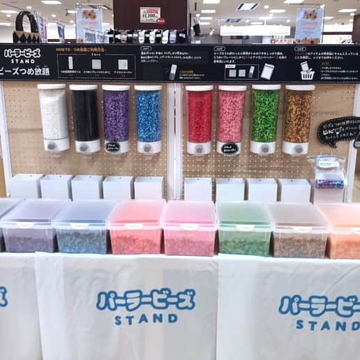 PerlerbeadsJP（パーラービーズ）さんのインスタグラム写真 - (PerlerbeadsJP（パーラービーズ）Instagram)「手芸用品専門店のユザワヤ吉祥寺店様に“パーラービーズSTAND”がオープン🩵🧡💛  マルシェ風の売場はなんとパーラービーズの詰め放題（税込¥550）🌈✨お子さまの遊びと決めつけるのはもったいない❣️「こんな作品も作れるの⁉️」と新しい発見がいっぱい🌟ぜひお立ち寄りくださいませ💞  開催期間:7/3(月)-7/14(金)  【ワークショップ】 ▪️パーラーキャンバス ミニウォールフラワーベース作り ・日時 7/5(水)11:00-15:30 先着15名様限定 7/14(金)11:00-15:30 先着15名様限定 ・材料費:¥550（税込） ・定員:各回5名様 ・所要時間:約1時間  ▪️パーラービーズ イニシャルキーホルダー作り ・日時 7/8(土)11:00-17:00（最終受付16:30） 7/9(日)10:00-16:00（最終受付15:30） ・材料費:¥550（税込） ・定員:各回5名様 ・所要時間:約30分 ……………………………………………………………… #おうち遊び #室内遊び #指先遊び #色遊び #季節の製作 #製作アイデア #製作遊び #雨の日の製作 #雨の日の過ごし方  #夏休みの遊び #夏休みの過ごし方 #雨の日の遊び #ハンドメイド初心者 #アイロンビーズ立体 #子どもとの暮らし #子どものいる暮らし #おうち時間 #アイロンビーズ #perlerbeads #パーラービーズ #pixelart #beadsart @kawadatoys_official」7月5日 11時04分 - perlerbeads_jp