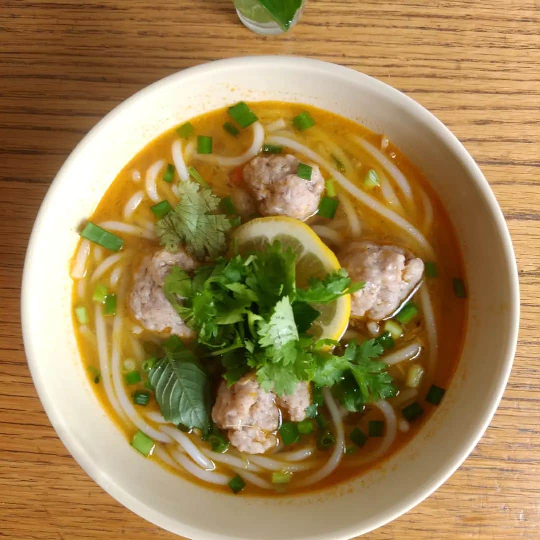 Pho 321 Noodle barのインスタグラム：「〈bun thịt viên 越南🇻🇳肉団子の辛口スープ麺〉 new 3rd * best choice for this eternal summer🌞🌝  お待たせ致しました。 本日より新しい3rdがお目見え👀 柔らかな豚肉団子を 🍍　レモングラス　チリ(赤&グリーン)　干しエビをベースにした赭色のス－プでいただきます。 不老不死のherbの精霊と呼ばれるまほろ🐴農場さんのholy basil🌱がアクセント (運良く手に入れられたときに登場します) soupの赤は　ことしの夏とともに深まってゆく予定です －おなじ夏は二度とないぜ- 汁なし麺とはひと味ちがう　もちもちっとした丸麺の米粉麺をこころゆくまでお楽しみくださいませ  soul material  for our 3rd soup  ・dried shrimp  ・lemongrass ・pineapple ・chili pepper(red&green)  🌿coriander :hatake company 🌱holy basil:ibaraki mahoroba farm/ ibaraki farm tsukada 🍋from awaji island  ::::::::  july 5th  todays our in-flight meal box/plate ・chicken:thit ga bam  鶏そぼろ　まほろ🐴農場さんのスイートバジル炒め🌱 ・fish:roast mackerel flakes w/ homemade tom yum paste トムヤム鯖🌶 box 1300jpy tax in  plate(w/mini soup) 1450jpy tax in   box/plateのデリは「にんじんのサンボル」「万願寺唐辛子のスパイス炒め」からスタート 日替わりデリは「heartich farmの茄子🍆　モロッコいんげん　木耳のピリ辛炒め」「大根と🌽のサラダ」 ミニチョップドサラダ✋もおすすめです  #pho321 #pho321noodlebar  #bun #thitviem　#holybasil　#🍍 #Vietnamesefood #lemograss #inflightmeal #soulmaterial  #beagoodneighbor」