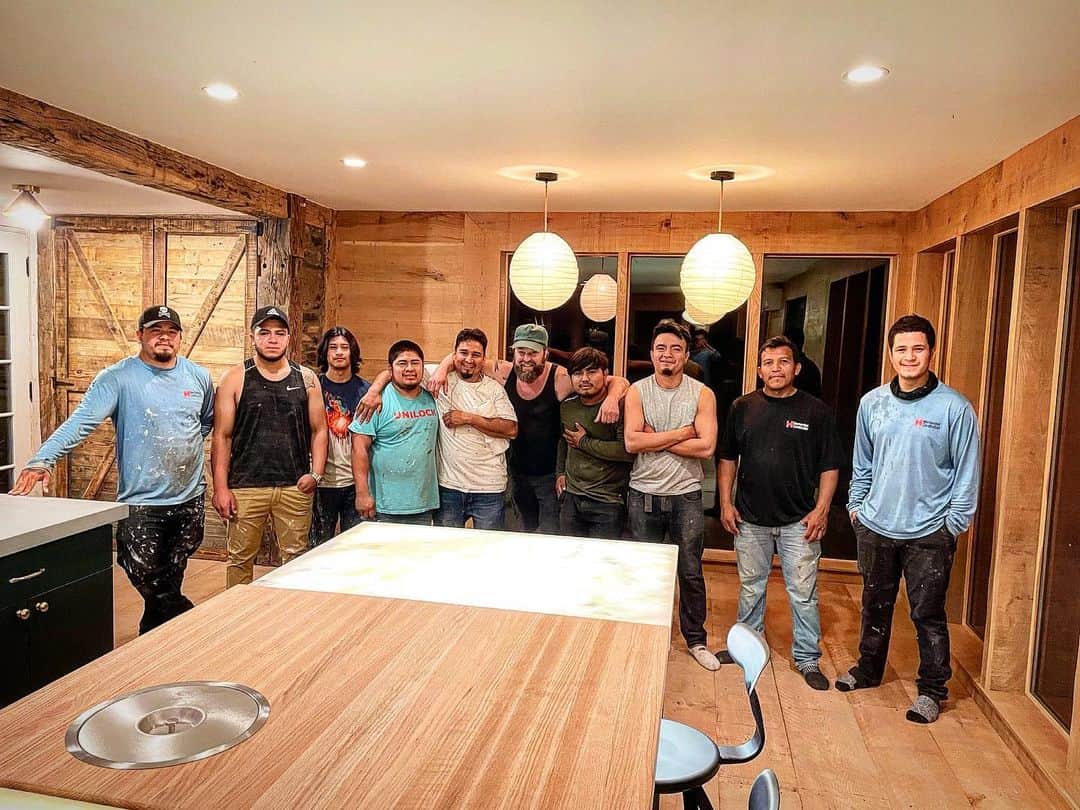 ジョシュア・レナードのインスタグラム：「This first picture was taken around 2 AM last Saturday. Staging began first thing on Sunday, so the dudes worked an 18-hour day to make sure we were ready. A few of them had dinner plans with their families, then magically (and voluntarily) reappeared a few hours later to make sure we got finished.   I spent the last 20 months creating a thing with this team (and the handful that are missing), that I believe is truly unique and exquisite. This was the last moment before we started inviting the outside world in…  Onwards: #hudsonvalleycompound」