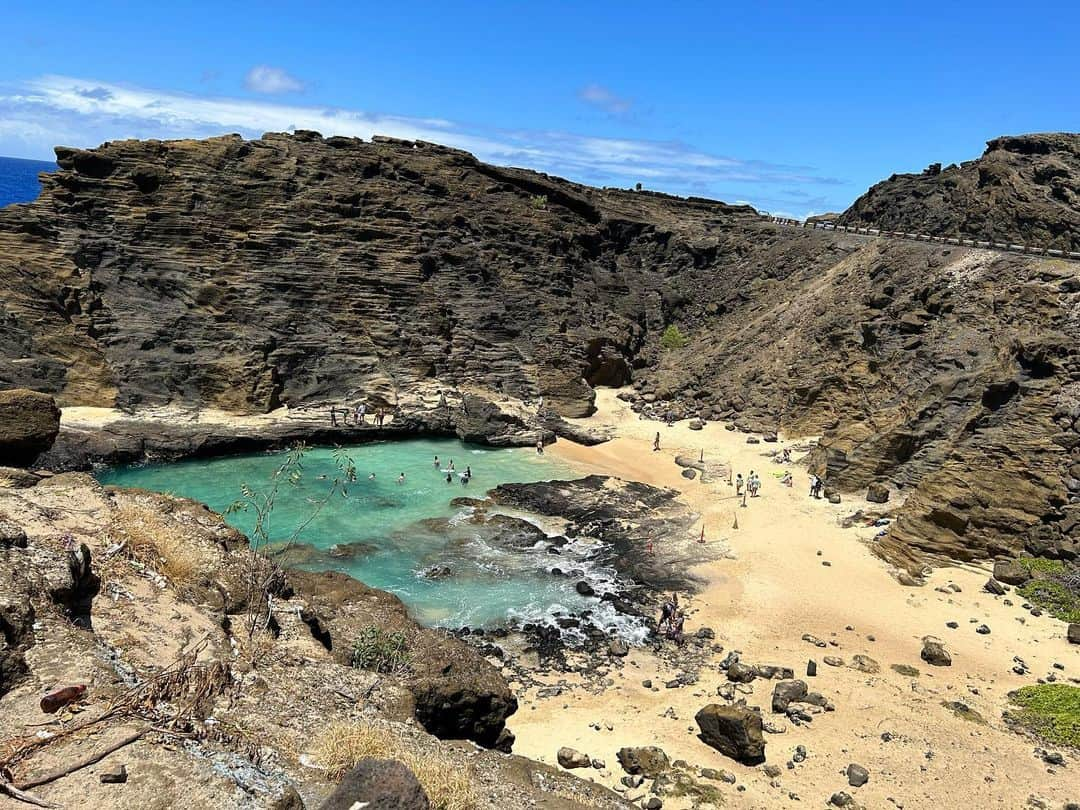 露木啓介さんのインスタグラム写真 - (露木啓介Instagram)「先日MILBONさんのご招待でHawaiiへ🤙  多くの経営者さんや美容師さんと出会えさらに頑張ろうと思えた旅行でした✈️ やはりこういう場所へ行くと全員やる気しかないからかなりいい刺激をもらえる🔥  これからも楽しく美容師頑張ろ〜  #salondemilk  #サロンドミルク　#qol #メンズサロン #立川美容室　#ハイトーンカラー #アイラッシュサロン #ネイルサロン #髪質改善トリートメント  #美容室 #美容師　#原宿美容室 #溝の口 #新百合ヶ丘  #溝の口美容室  #新百合ヶ丘美容室 #ボブ　#ショートボブ #ショートヘア  #ハイライト　#バレイヤージュ #ブリーチ　#オージュア  #hawaii #hairstyle  #haircolor  #hair #fashion #shorthair #スタッフ募集」7月5日 11時08分 - keisuke._.tsuyuki