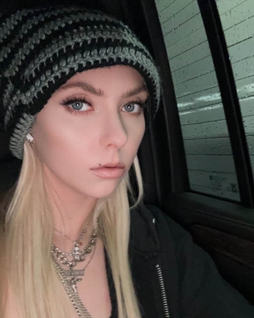 テイラー・モンセンのインスタグラム：「Studio bound」