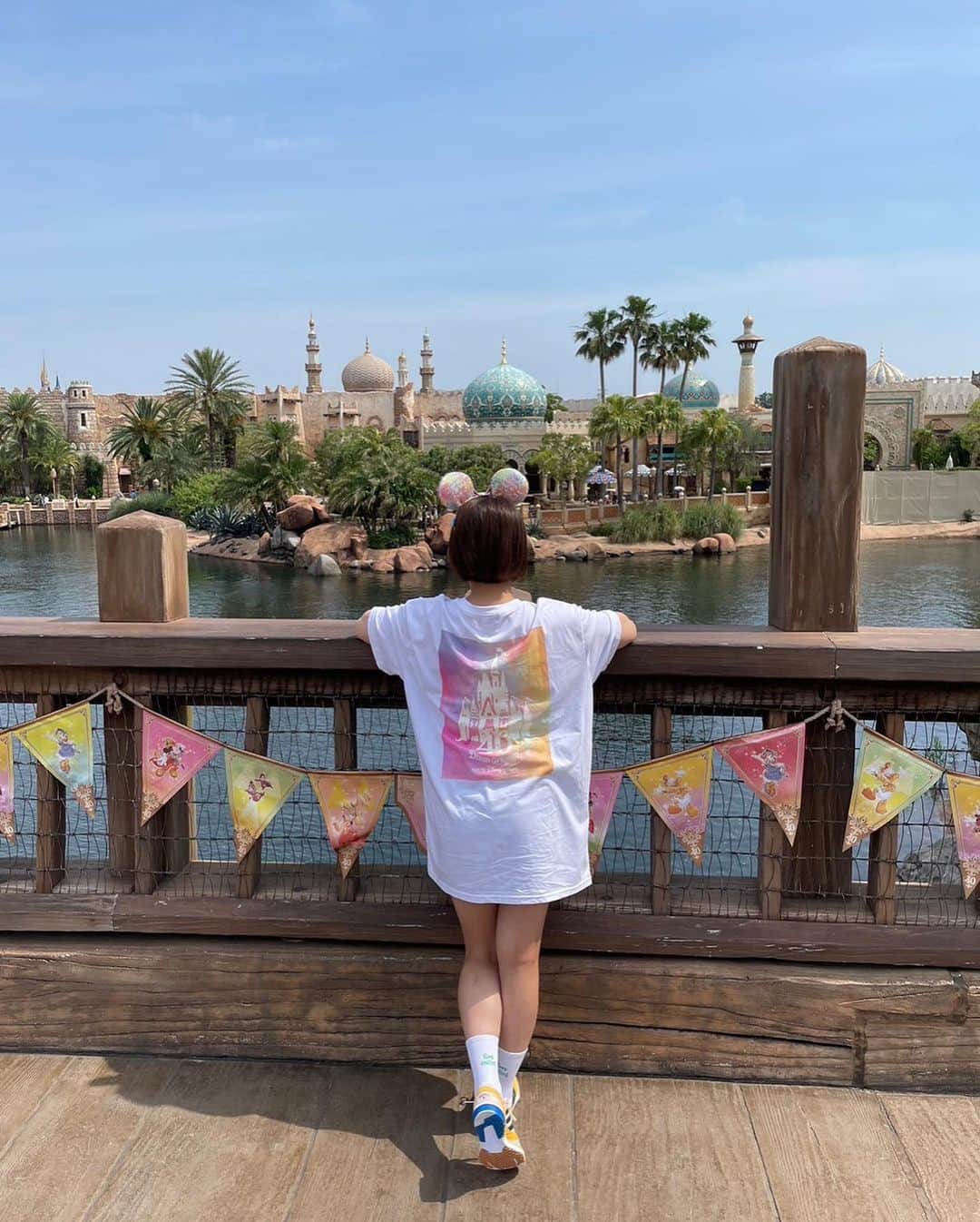 KONANのインスタグラム：「ディズニーランド🙌💓 . . 40周年🏅✨✨ . . 駐車場のポールすごっ😆さすがっ😍 . . #東京ディズニーランド #ディズニーシー #ディズニーランド #disneysea #disneyland #40th #40周年 #40周年ディズニー #40周年Tシャツ #もろもろそんな詳しい訳ではないw」