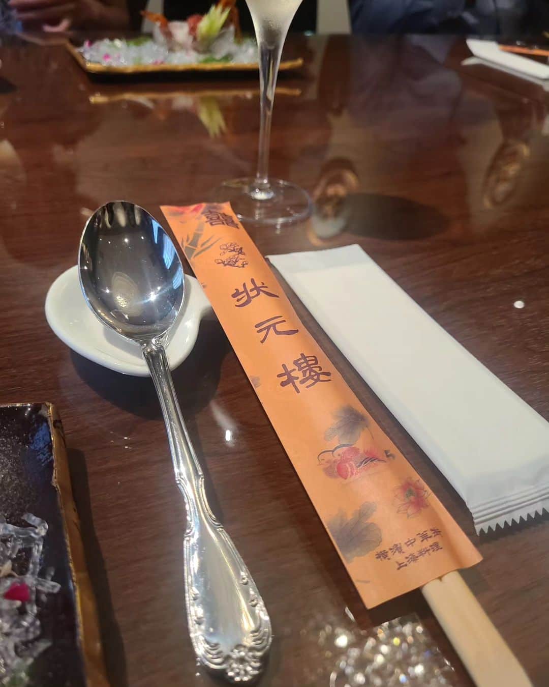 今堀恵理さんのインスタグラム写真 - (今堀恵理Instagram)「東京 自由が丘の『Shanghai Dining 状元樓』がリニューアルオープン💓  @jogenro_official  @jogenro_jiyugaoka  素敵な邸宅レストランと聞いて、はるばる日帰りで行って来ました💓 すごい⤴️⤴️テンション上がる空間でとてもラグジュアリー  そして御料理が美味しい～⤴️ 状元樓の料理は、「老菜」＋「新菜」が融合したオリジナルの上海料理 中華のイメージが変わるハイブリッドなお料理が出ます  また行きたい❤  お取り寄せの飲茶セットもお取り寄せしてみたのでまた投稿します  #状元樓 #上海料理 #自由が丘グルメ #自由が丘ランチ #自由が丘ディナー #中華料理店 #自由が丘  #フカヒレ #小籠包 #点心」7月5日 11時26分 - eriimahori