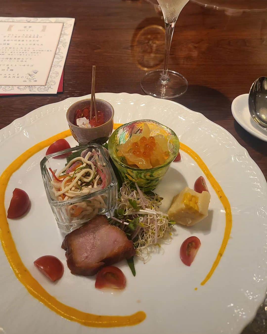 今堀恵理さんのインスタグラム写真 - (今堀恵理Instagram)「東京 自由が丘の『Shanghai Dining 状元樓』がリニューアルオープン💓  @jogenro_official  @jogenro_jiyugaoka  素敵な邸宅レストランと聞いて、はるばる日帰りで行って来ました💓 すごい⤴️⤴️テンション上がる空間でとてもラグジュアリー  そして御料理が美味しい～⤴️ 状元樓の料理は、「老菜」＋「新菜」が融合したオリジナルの上海料理 中華のイメージが変わるハイブリッドなお料理が出ます  また行きたい❤  お取り寄せの飲茶セットもお取り寄せしてみたのでまた投稿します  #状元樓 #上海料理 #自由が丘グルメ #自由が丘ランチ #自由が丘ディナー #中華料理店 #自由が丘  #フカヒレ #小籠包 #点心」7月5日 11時26分 - eriimahori