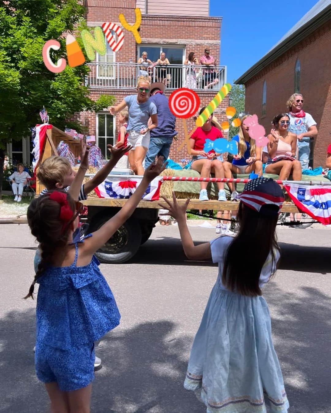 翁安芸のインスタグラム：「4TH OF JULY PARADE in Aspen🍭🍫🍬💖  恒例のパレードは子どもたちとの一番の楽しみ！！たくさん投げられるキャンディを集めてお友達と分けたり交換したり盛り上がってました🍭🥰🥰🥳  色んなパレードのトラック中、放水する消防車🚒とバービー車💖が可愛かった😄  #aspen #july4th #happy4thofjuly #parade」