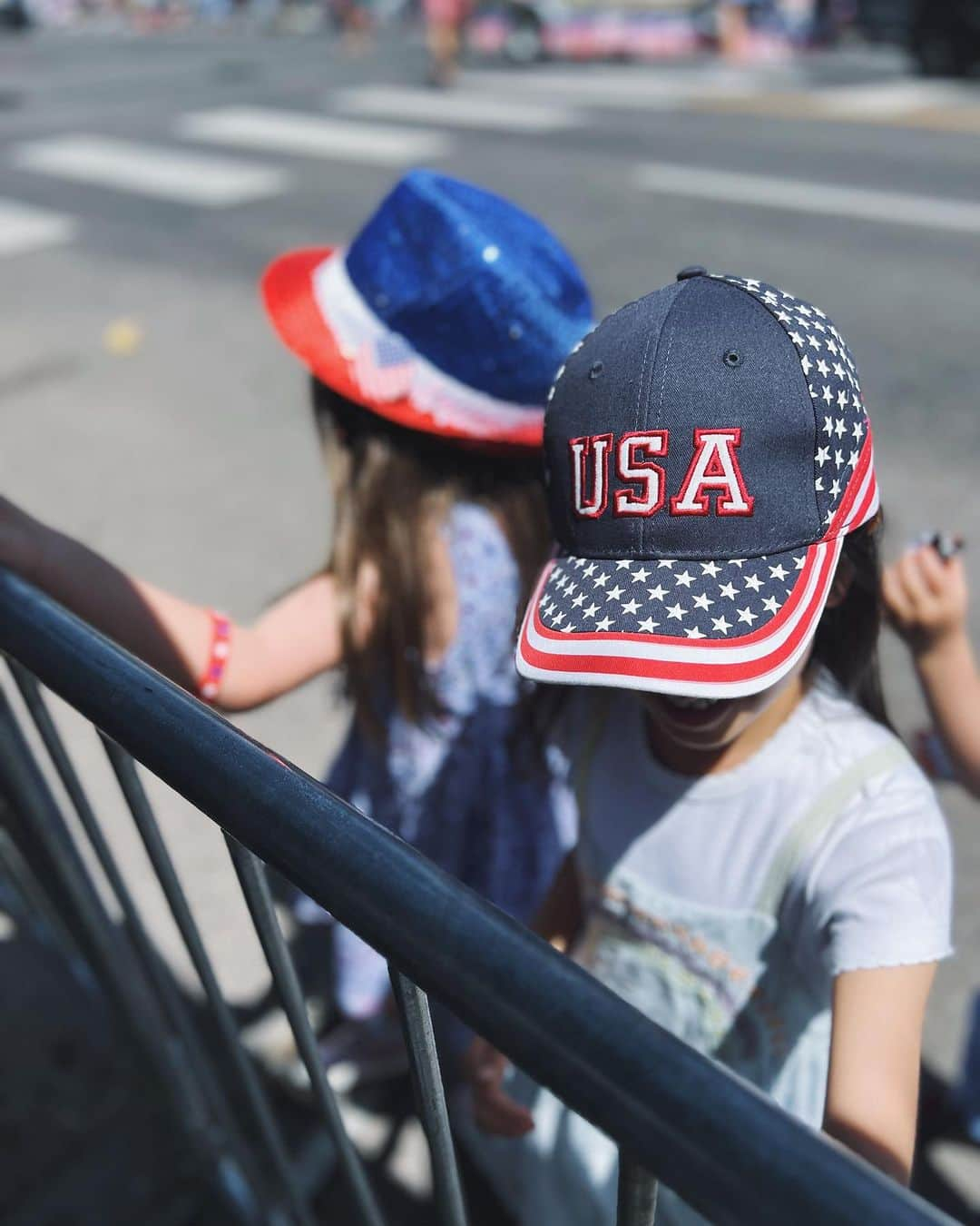 翁安芸さんのインスタグラム写真 - (翁安芸Instagram)「4TH OF JULY PARADE in Aspen🍭🍫🍬💖  恒例のパレードは子どもたちとの一番の楽しみ！！たくさん投げられるキャンディを集めてお友達と分けたり交換したり盛り上がってました🍭🥰🥰🥳  色んなパレードのトラック中、放水する消防車🚒とバービー車💖が可愛かった😄  #aspen #july4th #happy4thofjuly #parade」7月5日 11時28分 - akinyc