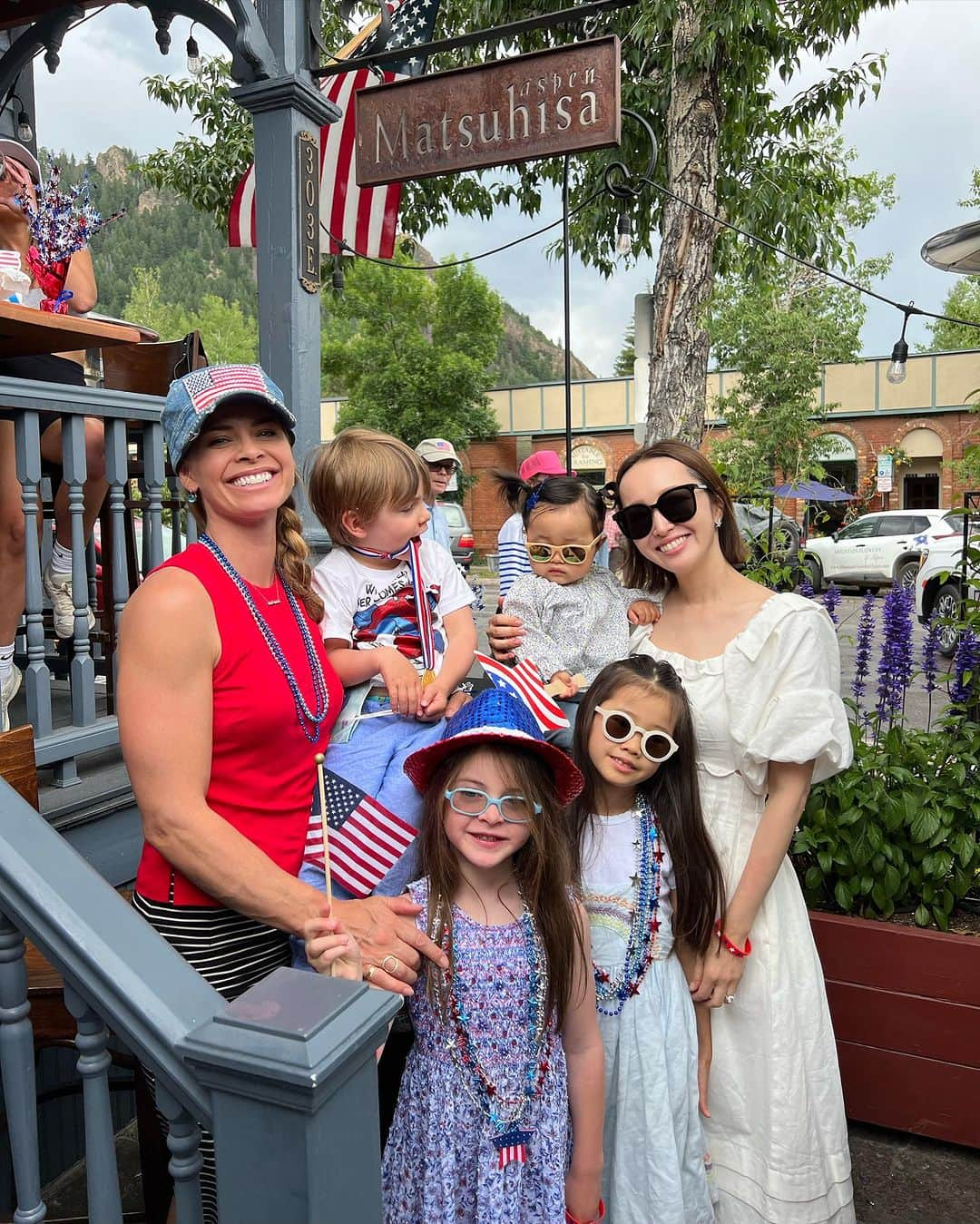 翁安芸さんのインスタグラム写真 - (翁安芸Instagram)「4TH OF JULY PARADE in Aspen🍭🍫🍬💖  恒例のパレードは子どもたちとの一番の楽しみ！！たくさん投げられるキャンディを集めてお友達と分けたり交換したり盛り上がってました🍭🥰🥰🥳  色んなパレードのトラック中、放水する消防車🚒とバービー車💖が可愛かった😄  #aspen #july4th #happy4thofjuly #parade」7月5日 11時28分 - akinyc