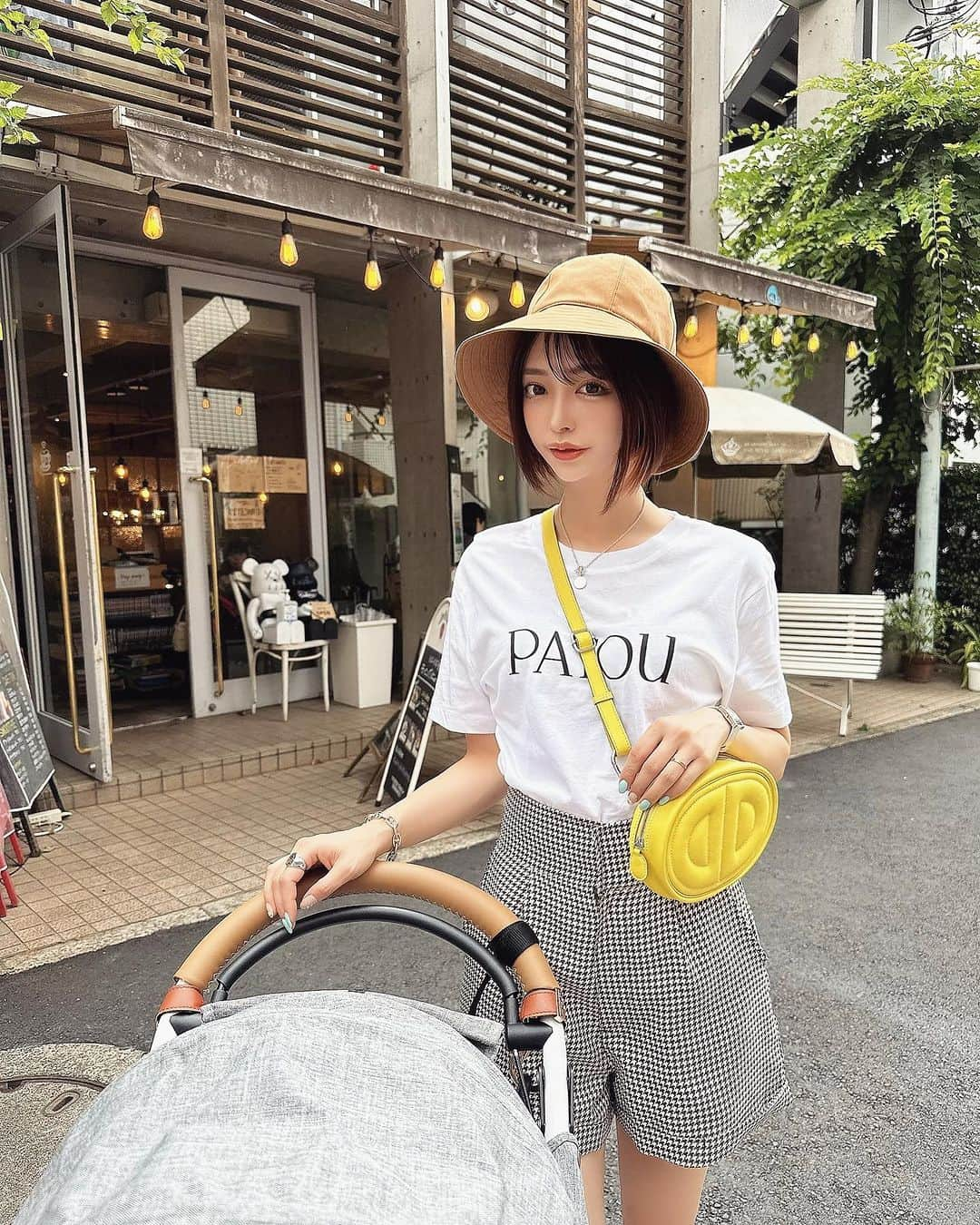 サキ吉さんのインスタグラム写真 - (サキ吉Instagram)「暑い🥵🔥🔥🔥 子連れランチは動きやすい格好必須👩‍👧 ． ． ．  #新米ママ #女の子ママ #令和4年ベビー #女の子ベビー #赤ちゃんのいる暮らし #赤ちゃんのいる生活 #子育て #ママライフ #ママ垢さんと繋がりたい #1歳児ママ #産後ダイエット #ママコーデ #ママファッション  #ママコーディネート  #patou  #インザループ  #エアバギー ． ． ----------------------------- @sakikichi1201 161cm42kg(産後ダイエット-12kg達成) 骨格ストレート イエベ春 毎日ストーリーズでダイエットの秘訣など美容について更新してます😏❤️ SNS総フォロワー45万人overありがとう💕 フォロー、保存、コメント嬉しいです✨」7月5日 11時28分 - sakikichi1201