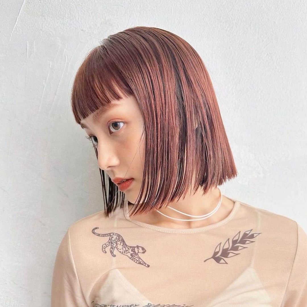 Momoのインスタグラム：「. ピレンジ♡♡ . .  . ✔️画像を保存してカウンセリングの 時にみせてください♡♡ .  イメージを変えたいけど短くするのも ブリーチをするのも勇気がいる🥺 . そんな方にも幅広くその方にあった提案 をさせて頂き一緒におしゃれを楽しみましょう♡ . ブリーチカラーは【ケアブリーチ】を 推奨しております♡ . ケアブリーチは従来よりも髪の毛への ダメージが94%cutされます！ . ブリーチなしのダブルカラーも 提案させて頂きますのでぜひご相談ください♡ . 12／3から 新店舗　GARD/ëN (ガーデン／エン) がopen♡♡ . 場所は表参道♡♡ 新しいこだわりのつまったお店で ぜひお会いできるのを楽しみに お待ちしております♡♡ . . ご予約はTOPからご予約サイト に飛べます✈︎♡(料金もそちらを参考に) . ご新規様も喜んでお待ちしております♡ . お電話.DMからも受け付けております♡ (DMは返信が遅くなる可能性が ございますのでそちらご了承下さい🙇‍♀️)  . .  〒150-0001 東京都渋谷区神宮前5-39-2 2F . TEL☎︎ 03-6712-5995 . 表参道駅から徒歩5分🚶🏼‍♀️(A1出口) ( 銀座線/千代田線/半蔵門線 ) . . 月 定休日 火・水　11:00〜20:00 木・金　12:00〜20:30 土　10:00〜19:00 日　10:00〜19:00 祝　10:00〜19:00 . . ぜひ、ご予約お待ちしてます♡♡ . codeアカウントはこちら   @__cd.momo____________ ♡ . ぜひフォローしてください♡ .」