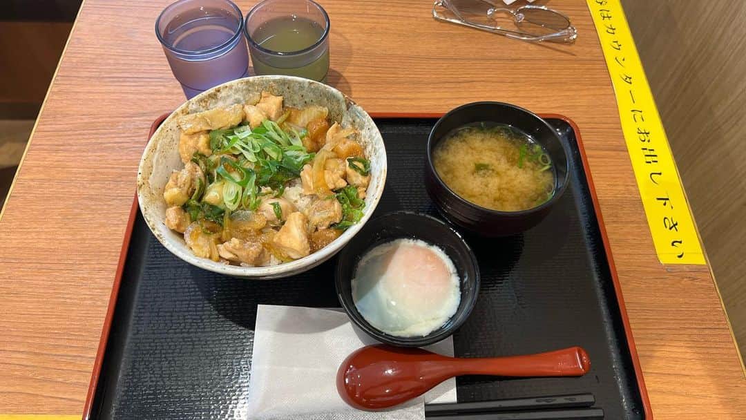 靖乃のインスタグラム：「ドロシー一向、平和に移動できとります🚐💨💨 桂川の鶏すき焼き丼美味しかった🎵  引き続き安全運転で参りまーす🌟  #靖乃 #ハイダンシークドロシー #淡路島 #ピン毛」