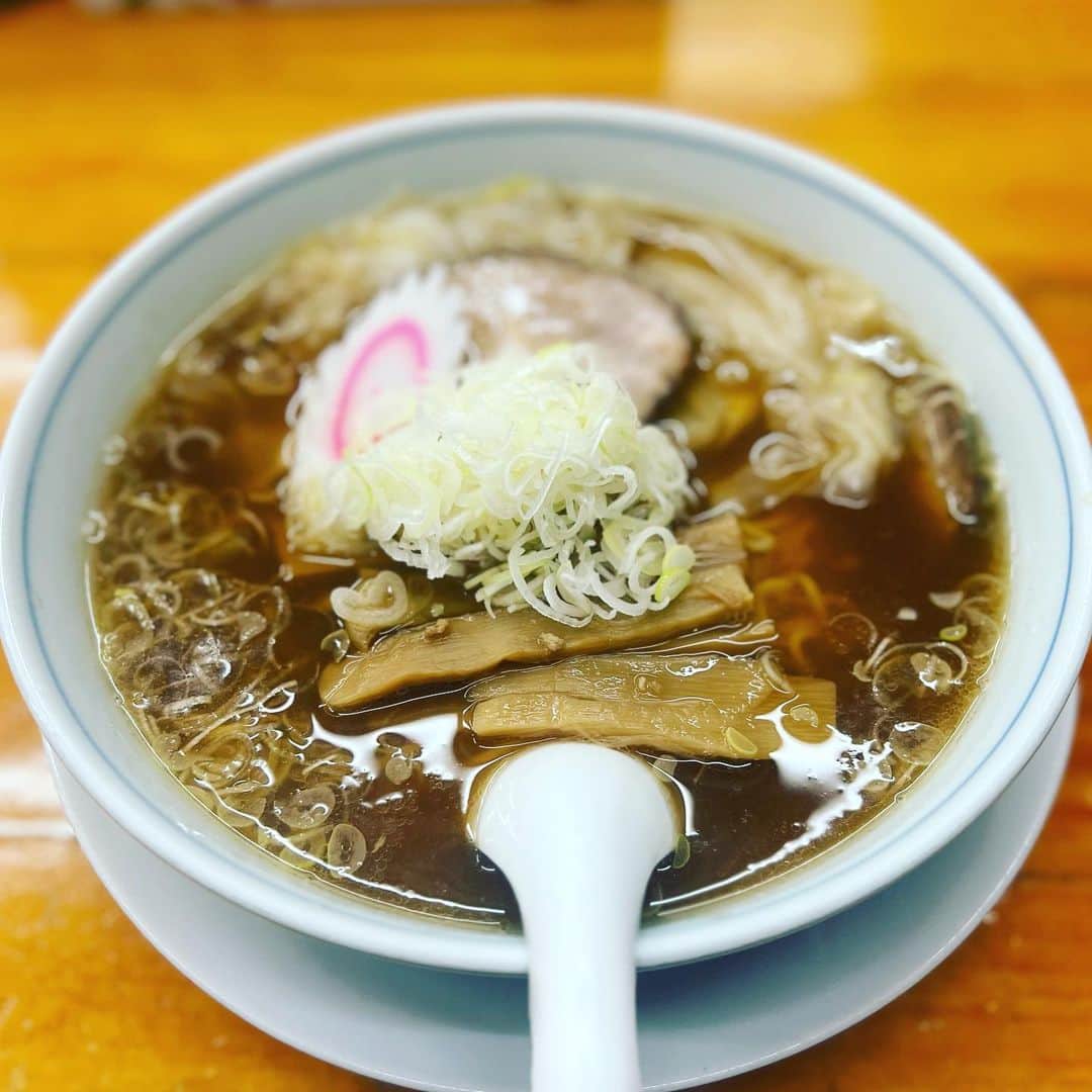 松尾貴史さんのインスタグラム写真 - (松尾貴史Instagram)「#梅ヶ丘 #勝や で、ワンタン麺半々。 麺半分でこれなのです。  そして、美味い、旨い。 大満足。  おかみさんが水をどんどん継ぎ足してくださる。  美味しゅうございました。」7月5日 11時38分 - kitsch.matsuo