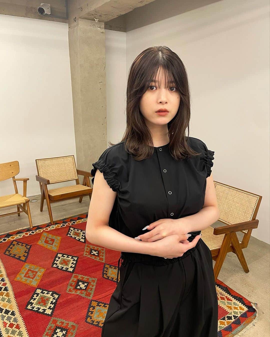 馬場一馬のインスタグラム：「@fumika_baba  cut colorしました‼︎ 今回は外ハネが似合う鎖骨下のレングスに。顔まわりと毛先に動きを出すレイヤーを入れました✂︎ オリジナルのカラーは暗めだけど透明感のあるダークグレージュに。 #stilllights」