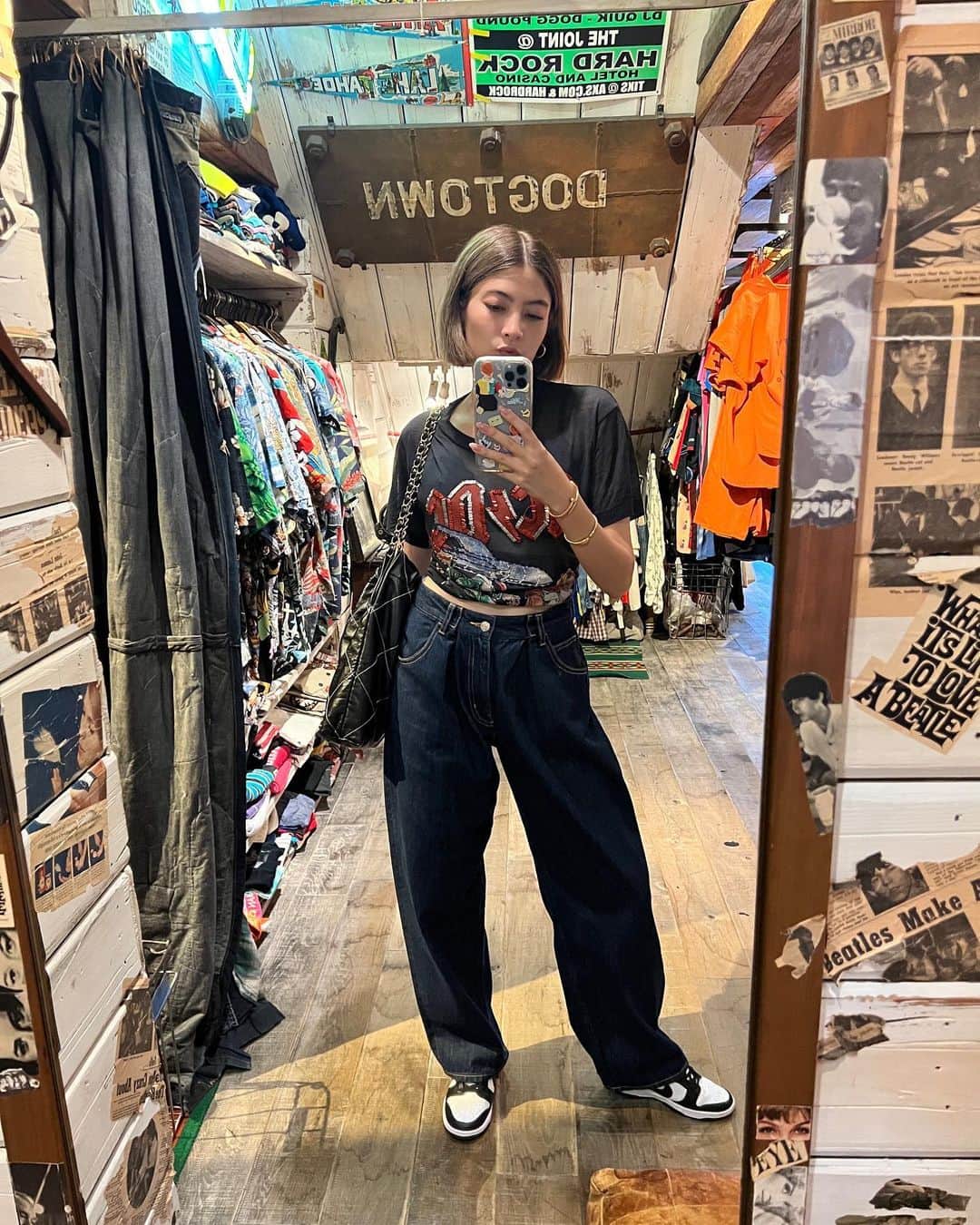 マギー・ラースリー・バーレンシエガーのインスタグラム：「Vintage hunting 🔎」