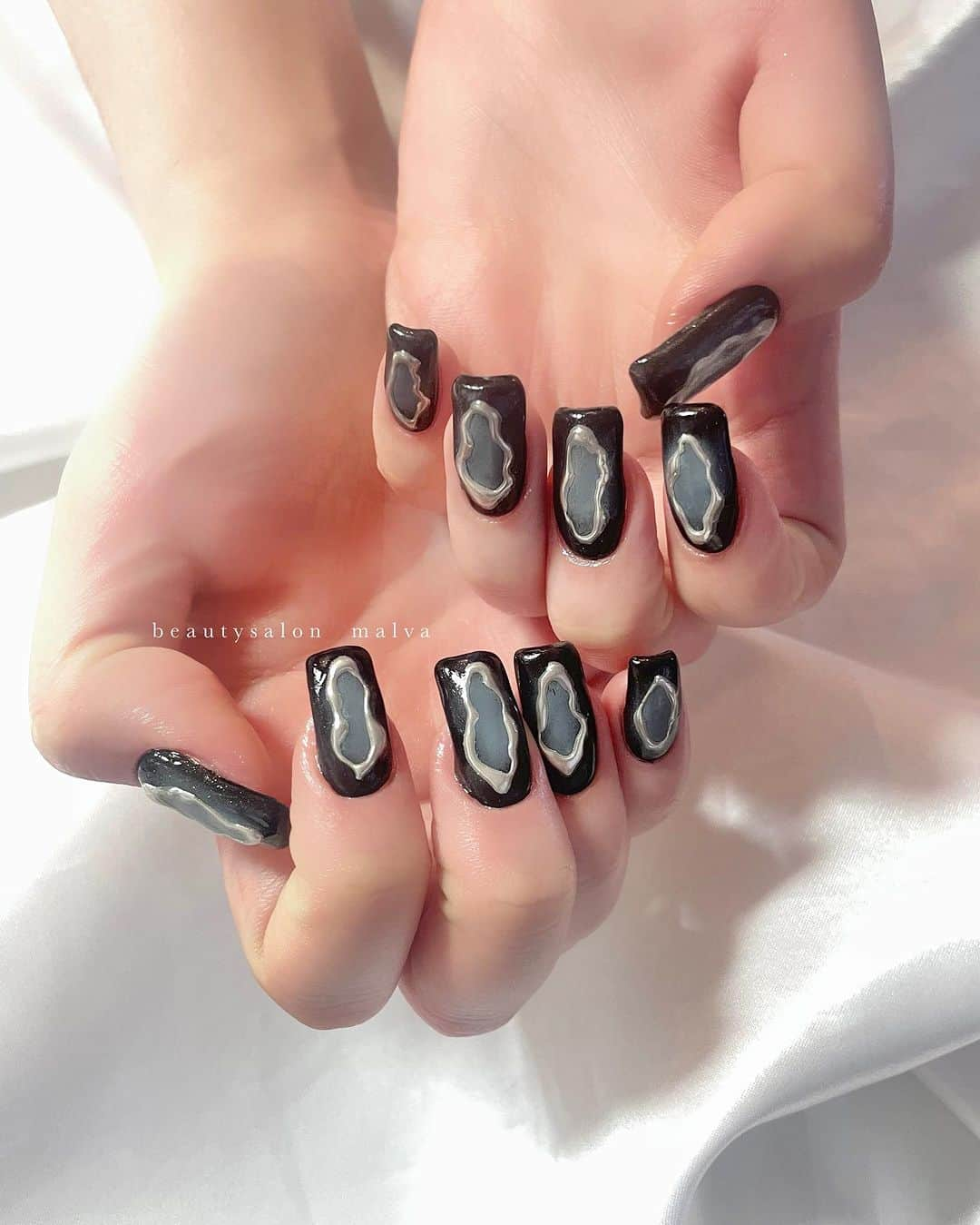 nailsalon malva（ネイルサロンマルヴァ）さんのインスタグラム写真 - (nailsalon malva（ネイルサロンマルヴァ）Instagram)「【おしゃれペイント219】でご予約可能🉑 ⁡ 掲載遅れてしまいましが💦 前回の @yua_tsutsui  ゆあてぃーちゃんのネイルです💅　 ⁡ その前のクリア感から一転、 かなり個性的なネイルになりました😊 ⁡ 短い爪でも長い爪でもどちらも似合います✨ ⁡ ⁡ ＿＿＿＿＿＿＿＿＿＿＿＿＿ ⁡ ⁡ 𝐛𝐞𝐚𝐮𝐭𝐲𝐬𝐚𝐥𝐨𝐧 𝐦𝐚𝐥𝐯𝐚⠀ 📍明治神宮前駅｜原宿駅　徒歩𝟑分 ⠀ 💬ご予約やお問い合わせ 𝐋𝐈𝐍𝐄から承っております @ 𝐦𝐚𝐥𝐯𝐚 ⁡ お気軽にご連絡ください♡ ⁡ ⁡ ＿＿＿＿＿＿＿＿＿＿＿＿＿＿ ⁡ ▸ジェルネイル｜スカルプ｜ケア ▸まつげカール｜まつげエクステ ▸ハーブよもぎ蒸し ▸ワックス脱毛 ⁡ ⁡ \ アシスタント募集中💁‍♀️ / ⁡ ▸リモート可オンラインの画像動画制作アシスタント ▸サロンワーク全般アシスタント ⁡ ⁡ ⁡ ⁡ ⁡ ⁡  #ニュアンスネイルデザイン #質感ネイル #ミラーネイル #malva #malvaネイル #個性派ネイル #シルバーネイル #お洒落ネイル  #nails #原宿ネイル #夏ネイル2023  #表参道ネイル #東京ネイルサロン　#明治神宮前ネイル #新宿ネイル #千駄ヶ谷ネイル #池袋ネイル #harajukunails #tokyonails #tokyonailsalon ⁡」7月5日 11時53分 - malva_nail