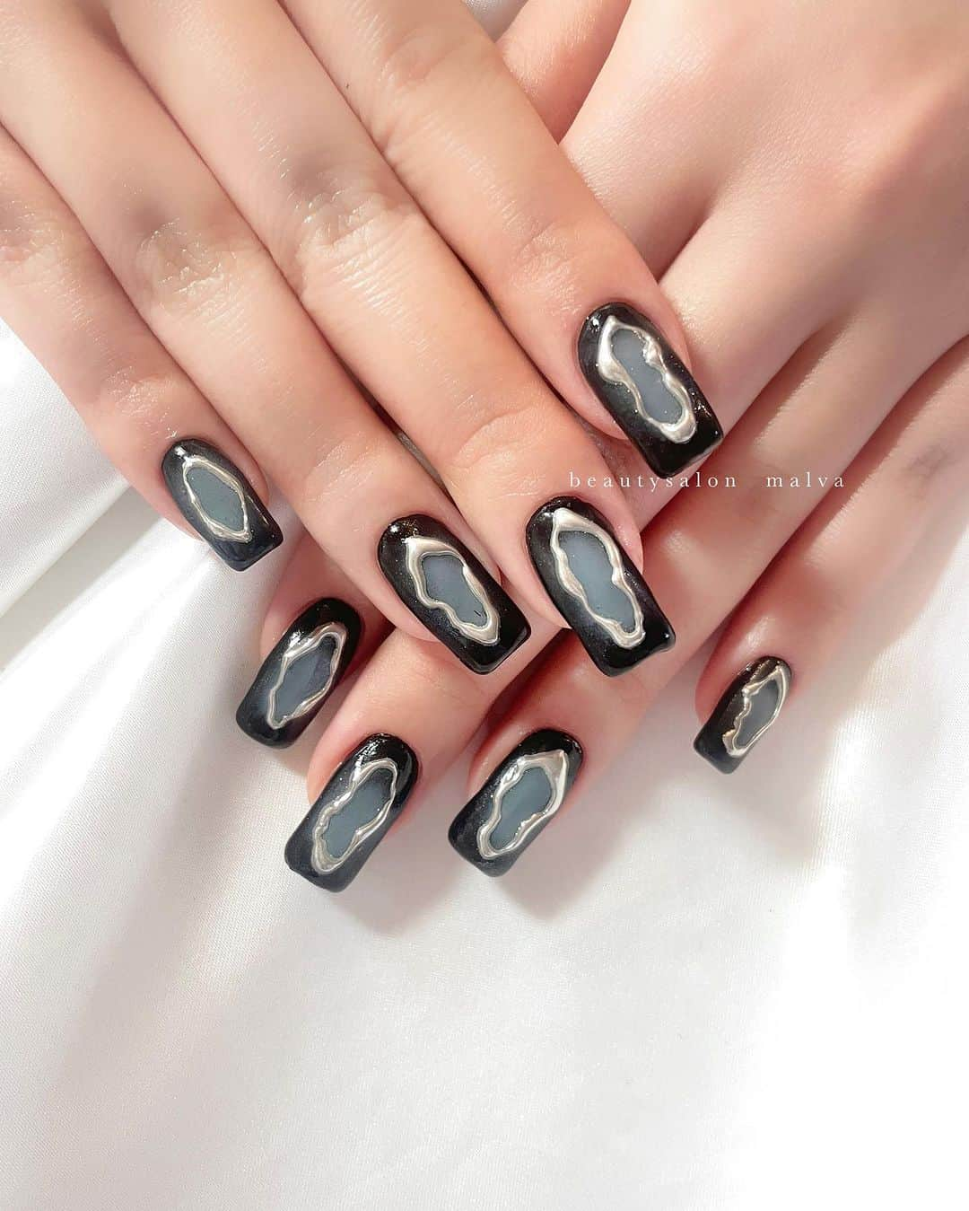 nailsalon malva（ネイルサロンマルヴァ）さんのインスタグラム写真 - (nailsalon malva（ネイルサロンマルヴァ）Instagram)「【おしゃれペイント219】でご予約可能🉑 ⁡ 掲載遅れてしまいましが💦 前回の @yua_tsutsui  ゆあてぃーちゃんのネイルです💅　 ⁡ その前のクリア感から一転、 かなり個性的なネイルになりました😊 ⁡ 短い爪でも長い爪でもどちらも似合います✨ ⁡ ⁡ ＿＿＿＿＿＿＿＿＿＿＿＿＿ ⁡ ⁡ 𝐛𝐞𝐚𝐮𝐭𝐲𝐬𝐚𝐥𝐨𝐧 𝐦𝐚𝐥𝐯𝐚⠀ 📍明治神宮前駅｜原宿駅　徒歩𝟑分 ⠀ 💬ご予約やお問い合わせ 𝐋𝐈𝐍𝐄から承っております @ 𝐦𝐚𝐥𝐯𝐚 ⁡ お気軽にご連絡ください♡ ⁡ ⁡ ＿＿＿＿＿＿＿＿＿＿＿＿＿＿ ⁡ ▸ジェルネイル｜スカルプ｜ケア ▸まつげカール｜まつげエクステ ▸ハーブよもぎ蒸し ▸ワックス脱毛 ⁡ ⁡ \ アシスタント募集中💁‍♀️ / ⁡ ▸リモート可オンラインの画像動画制作アシスタント ▸サロンワーク全般アシスタント ⁡ ⁡ ⁡ ⁡ ⁡ ⁡  #ニュアンスネイルデザイン #質感ネイル #ミラーネイル #malva #malvaネイル #個性派ネイル #シルバーネイル #お洒落ネイル  #nails #原宿ネイル #夏ネイル2023  #表参道ネイル #東京ネイルサロン　#明治神宮前ネイル #新宿ネイル #千駄ヶ谷ネイル #池袋ネイル #harajukunails #tokyonails #tokyonailsalon ⁡」7月5日 11時53分 - malva_nail