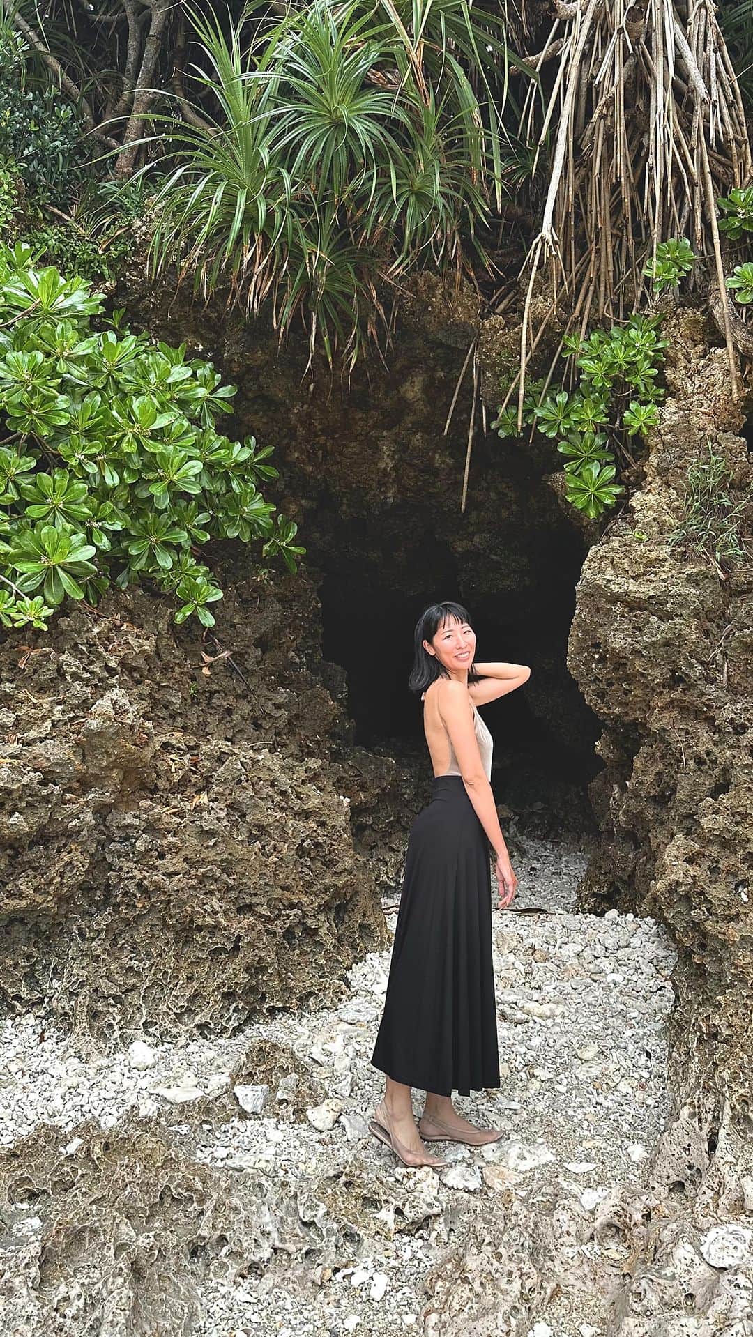 Hana4のインスタグラム：「Stayed at @ana.ic.manza.beach.resort 🌴  久しぶりの沖縄は万座へ🌊 6月のためほぼ雨だったけど海にも少し行けたし ホテル内のお散歩コースが楽しかった🍍  旅の目的は @emithehmn_fka_trisha に 会うことでもあったから それが果たせて嬉しい☺️❤️  旅をすること その瞬間、その場所、その全てに感謝をすること どんなお天気だとしても どんな状況になったとしても 過去と今を比べずに 今という時間に目を向けて 過去よりも未来のために時間を使っていきたい✨  旅を終えた今、そう思えるよ。  インプット そして アウトプット  人生は何事も循環していくことが必要ね🔁  #naturepower #sustainable #Hana4traveling #lifeisbeautiful #沖縄」