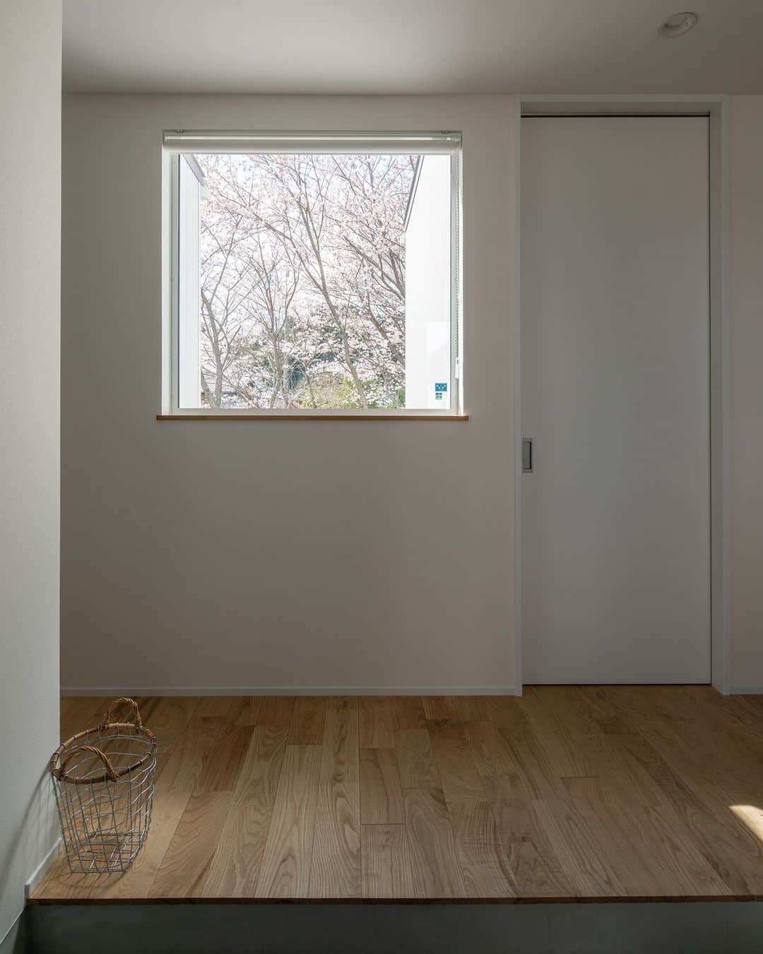 ルポハウス一級建築士事務所さんのインスタグラム写真 - (ルポハウス一級建築士事務所Instagram)「・ ・ 《春風が心地よい平屋》  土間玄関 ＿ 玄関土間にカフェスタイルなご主人のほっこりスペースを設えました。 ・ モルタル仕上げと大きな窓で、外と中の一体感を演出。オープンでありながら、自分の時間を過ごせます。 ・ ・ ・ 𓐌𓐌𓐌𓐌𓐌𓐌𓐌𓐌𓐌𓐌𓐌𓐌𓐌𓐌𓐌𓐌𓐌𓐌  ルポハウスの施工事例はこちらまで☞ @reposhouse  𓐌𓐌𓐌𓐌𓐌𓐌𓐌𓐌𓐌𓐌𓐌𓐌𓐌𓐌𓐌𓐌𓐌𓐌 #ルポハウス は#ちょっとかっこいい家 を"友人のために" という思いでつくっています。 一生に一度の#マイホーム。 「あなたにしかできない」×「ルポハウスだからできる」で、 私たちだけの#家づくり を思いっきり楽しんでみませんか？！ ・ ・ ・ #住宅 #注文住宅 #新築一戸建て #デザイナーズ住宅  #一級建築士事務所 #設計事務所  #滋賀県の設計事務所  #滋賀県の工務店 #甲賀の家 #玄関 #玄関インテリア #土間玄関 #カフェスタイルの家 #モルタル仕上げの土間 #無垢床 #クリの床 #サンゲツ #RE7929 #黒板クロス #平屋 #平屋住宅 #平屋の家」7月5日 12時00分 - reposhouse