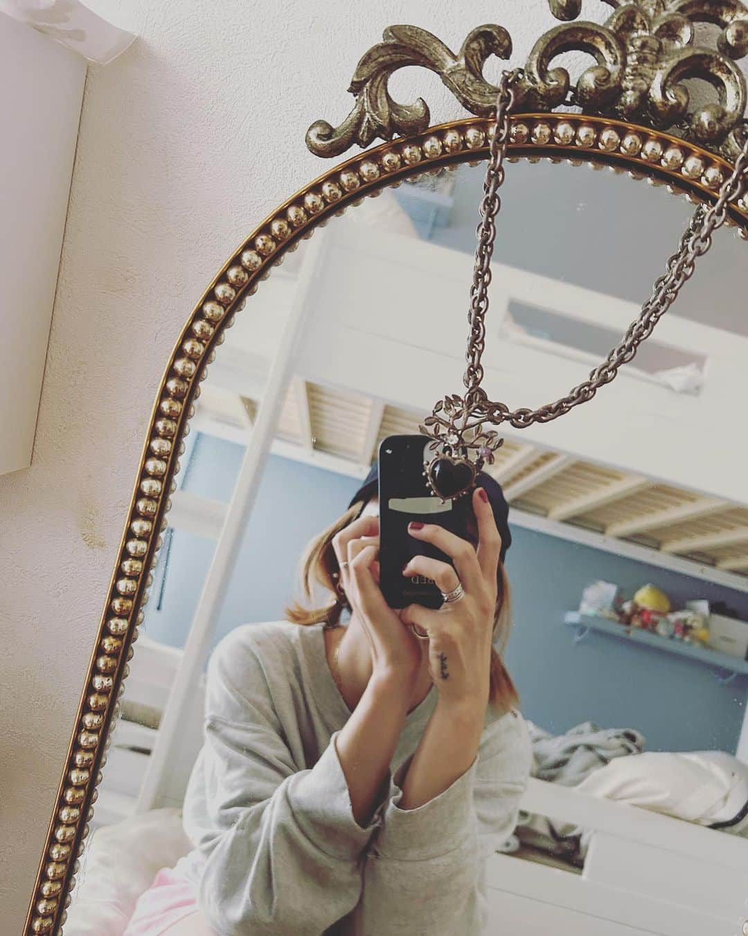 LiLyのインスタグラム：「日常。二段ベッド、水着にスウェット、毎日ピラティス、禁煙したからスタバで仕事が可能になった、けど日々はコンビニコーヒー、愛犬サンポ、レモンパスタ、韓国お土産、隙さえあればチルして恋愛リアリティーショーみながら泣きたい　←趣味w   #july2023 #tokyo」