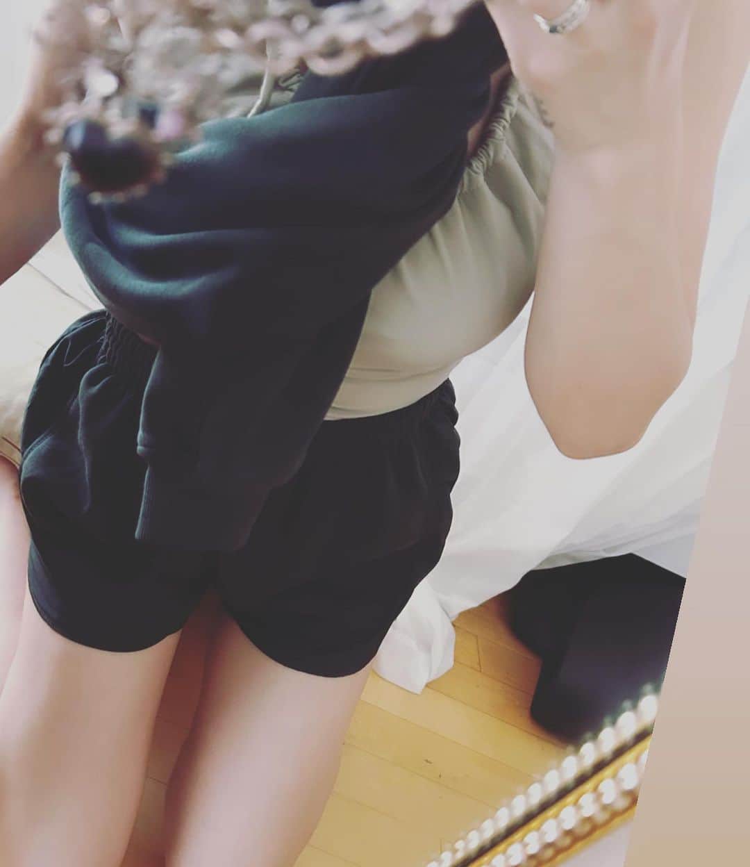LiLyさんのインスタグラム写真 - (LiLyInstagram)「日常。二段ベッド、水着にスウェット、毎日ピラティス、禁煙したからスタバで仕事が可能になった、けど日々はコンビニコーヒー、愛犬サンポ、レモンパスタ、韓国お土産、隙さえあればチルして恋愛リアリティーショーみながら泣きたい　←趣味w   #july2023 #tokyo」7月5日 12時03分 - lilylilylilycom