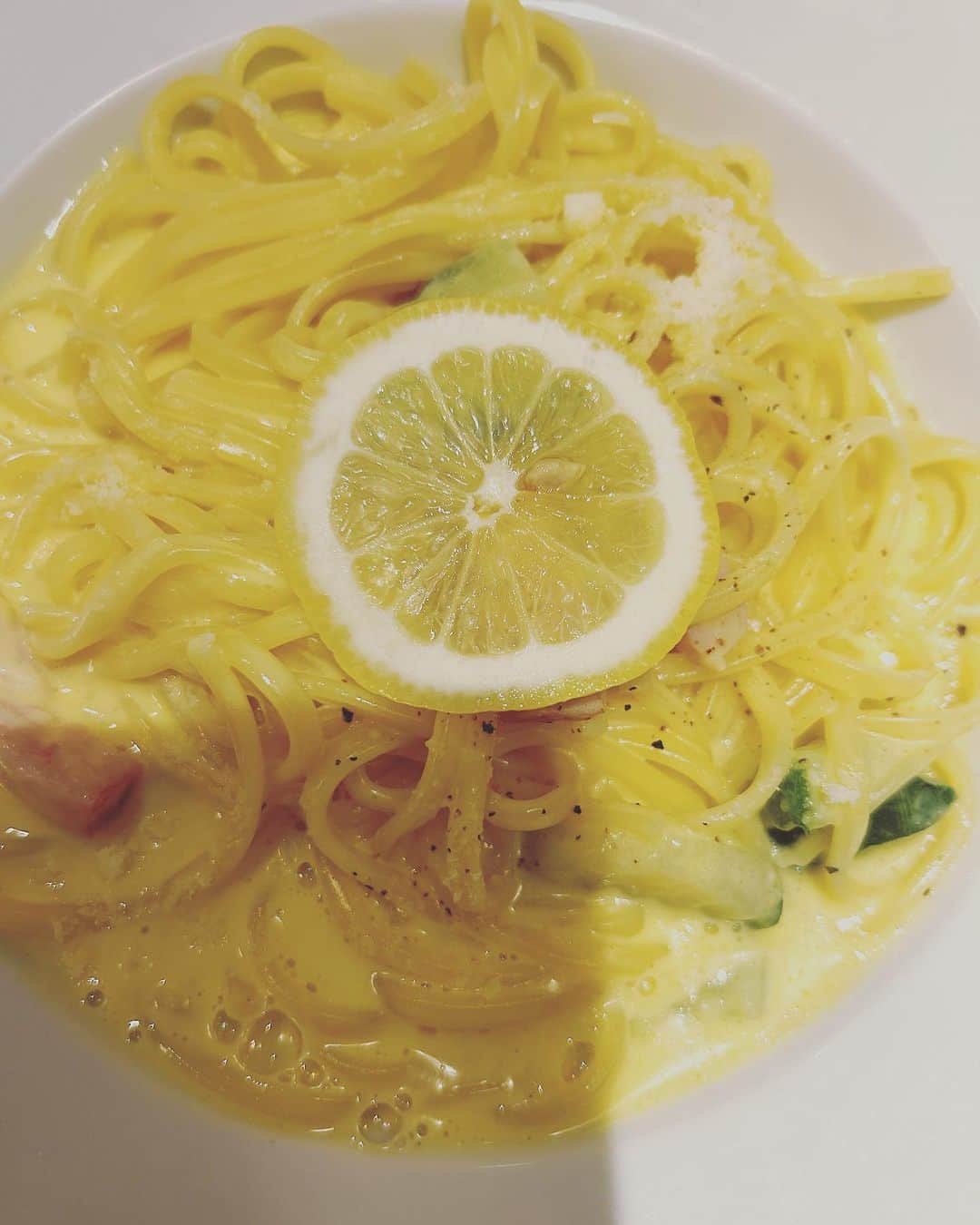 LiLyさんのインスタグラム写真 - (LiLyInstagram)「日常。二段ベッド、水着にスウェット、毎日ピラティス、禁煙したからスタバで仕事が可能になった、けど日々はコンビニコーヒー、愛犬サンポ、レモンパスタ、韓国お土産、隙さえあればチルして恋愛リアリティーショーみながら泣きたい　←趣味w   #july2023 #tokyo」7月5日 12時03分 - lilylilylilycom