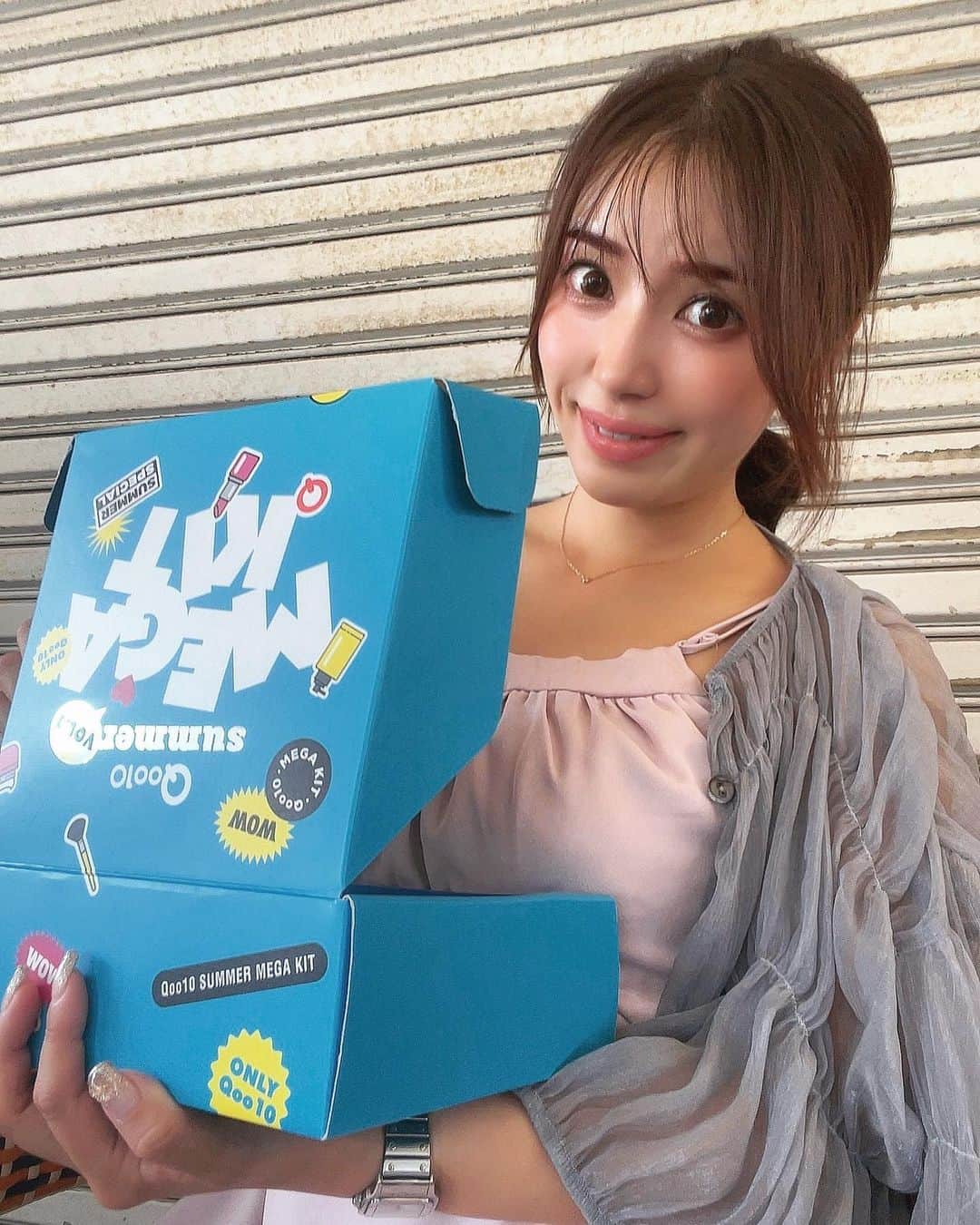 中村かなのインスタグラム：「Qoo10で　〜7/7 まで 【 20%メガポ 】開催中❣️❣️❣️ @qoo10.official   メガポイント対象商品を購入すると 商品金額の20%がQポイントに還元されて 実質20%OFFでお買い物できちゃいます😳  私が持っているのは Qoo10 Mega Kit 2023 🎁 全部メガポ対象商品☝️  スキンケアだけでなく コスメもあって💄 ☟とってもお気に入り  ☑︎s2nd_jp エンドラスターティント うるツヤリップティント 軽い着け心地なのにごはん食べても落ちないから愛用中💋 ☑︎Dear.A グリッターアイシャドウ 夏に大活躍しそうなかわいいキラキラ感✨ 私は下まぶたにちょこんと付けています ラメ飛びしないし大人でも使いやすい✨  ☑︎SCINIC サンスティック  SPF50 + PA ++++ でしっかりUV対策☀️ スティックタイプで使いやすいから 毎日持ち歩いてます  https://special.qoo10.jp/DynamicAD/5298/  #Qoo10MegaKit #Qoo10 #メガポ #qoo10購入品 #klairs #クレアス #scinic #サイニック #日焼け止め #紫外線ケア #ビタミンE #kbeauty #kbeautyreview #kbeautyskincare #韓国スキンケア #韓国コスメ #大人メイク #大人コーデ #大人カジュアル #夏メイク」