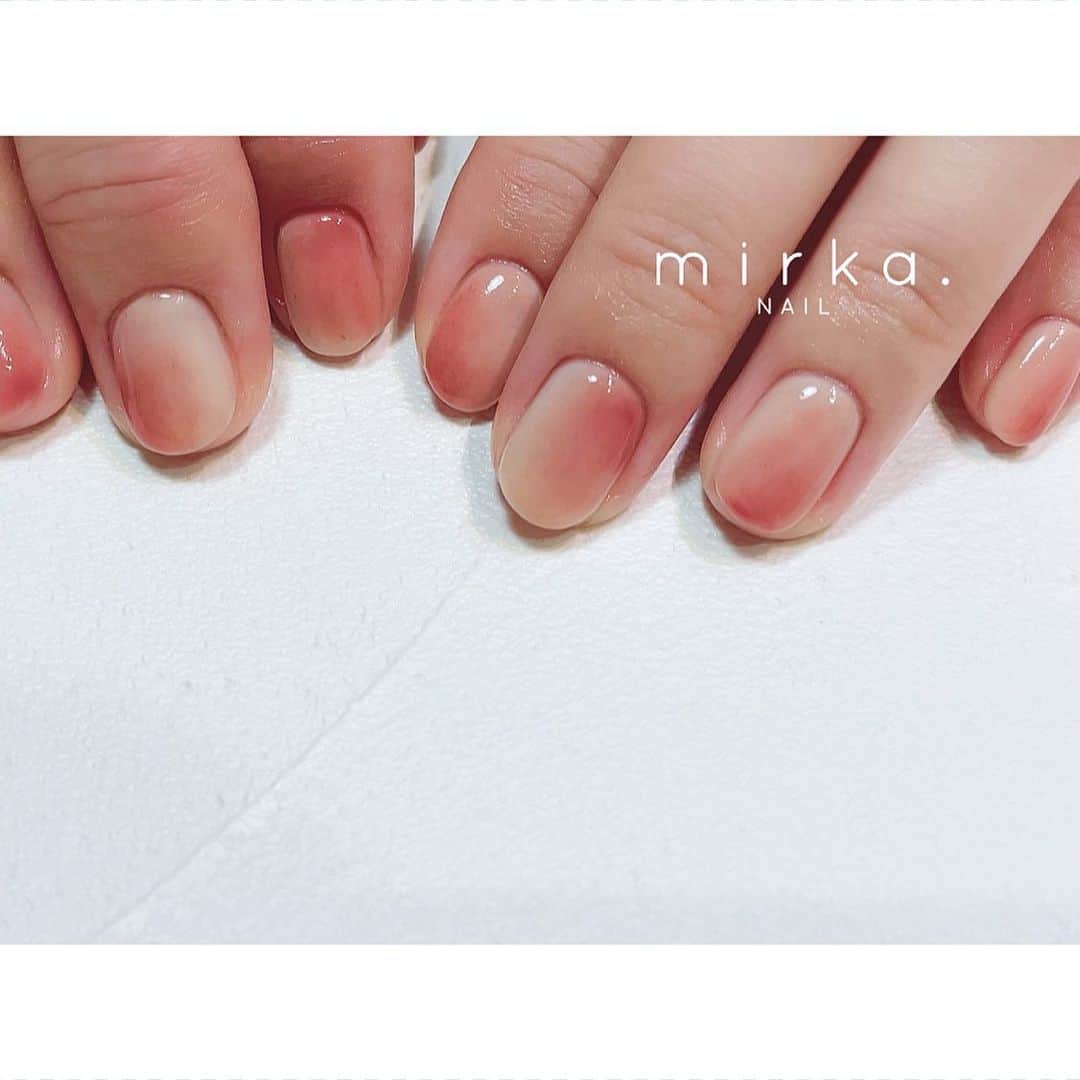 mirka. NAIL(ミルカネイル)のインスタグラム：「⁡ ⁡ 桃ネイル🍑 ⁡ ⁡ ………………………………………………………… ⁡ ご予約、お問い合わせは LINE ID⇒ @mirka.nail (@含む)まで。 ⁡ ご新規様はハイライトの「ご案内」と「ご予約方法」を必ずお読みいただいてからご予約くださいますようお願いいたします。 空き状況や詳細はLINEの投稿からご確認ください。 ⁡ ⁡ ⁡ ⁡ #mirkanail#nails#nail#nailart#naildesign #ショートネイル#ネイルアート#ネイルデザイン#ネイル#大人ネイル#シンプルネイル#オフィスネイル#ニュアンスネイル#ナチュラルネイル#カジュアルネイル#ショートネイルデザイン#美甲#夏ネイル#夏ネイル2023 #プライベートサロン#プライベートネイルサロン#東京ネイルサロン#東京ネイル#江東区ネイルサロン#森下#清澄白河 ⁡#桃ネイル」