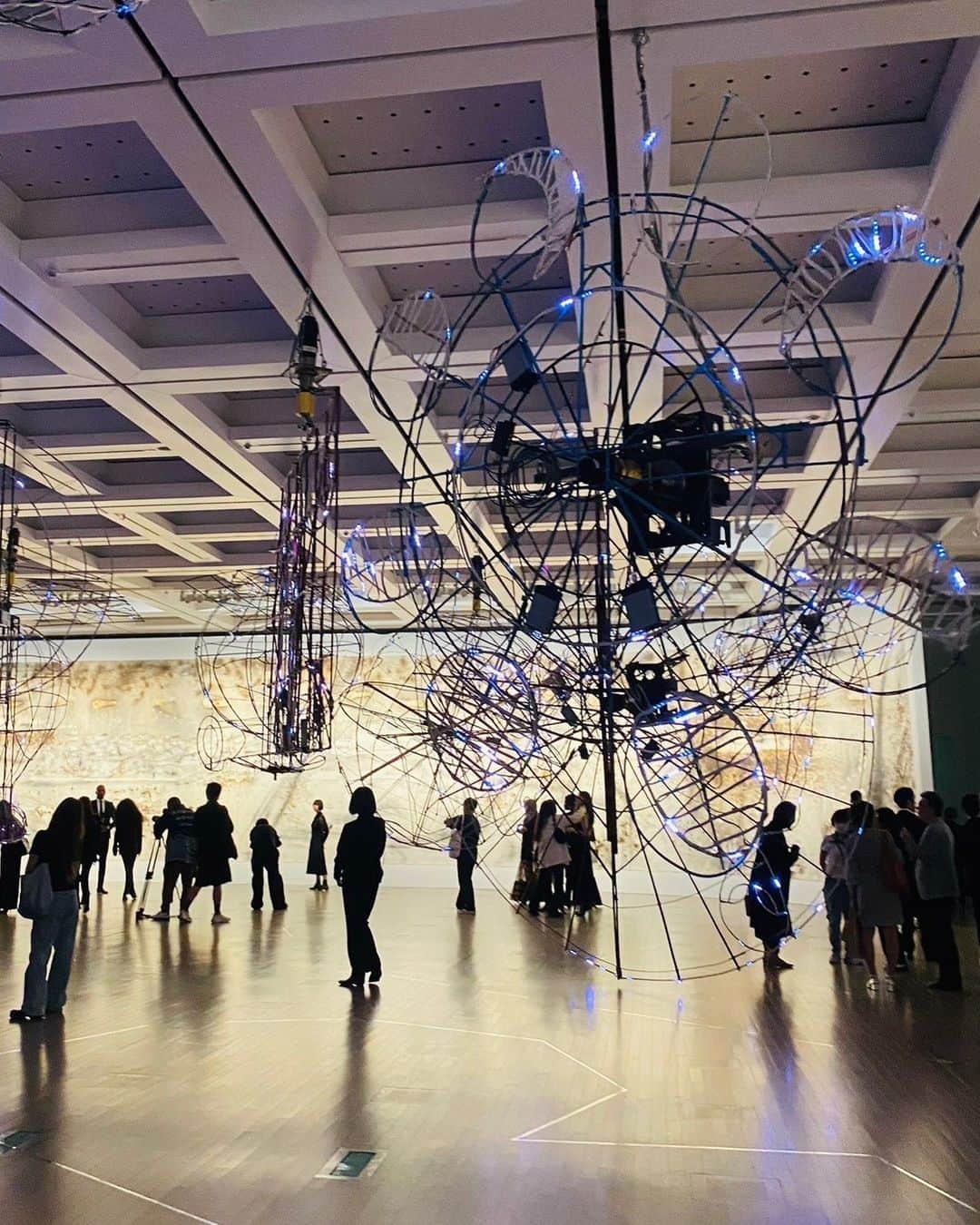 CLASSY公式さんのインスタグラム写真 - (CLASSY公式Instagram)「国立新美術館とサンローランの共催  「蔡國強　宇宙遊―〈原初火球〉から始まる」にお邪魔してきました🖼   国立新美術館１階の、柱も壁もない2000㎡の大きな空間に展示された アートの数々はひとつのインスタレーションのようで、思わず息をのむほどの迫力…。  中国に生まれ、日本に移り住み、アメリカに渡った現代美術家・蔡國強の 火薬を使ったアートの手法は、スケールの大きさが特徴。  ぜひリアルで、その目で見て体験してほしい！  毎週金・土は開館時間が20時までなので、 六本木ディナーの前にアートを堪能する…なんて素敵です。8月21日まで。  #ysl #saintlaurent #サンローラン #国立新美術館 #蔡國強   @ysl @CaiStudio @thenationalartcentertokyo」7月5日 12時08分 - classy_mag_insta