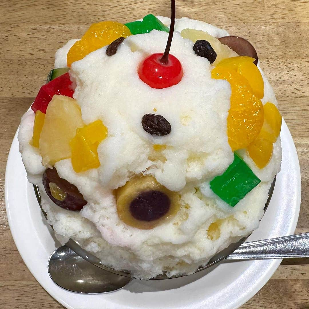 山岸久朗さんのインスタグラム写真 - (山岸久朗Instagram)「🍧 鹿児島爆食ツアー①  鹿児島のソウルフード？かき氷の「白熊」。白熊の顔に見えるかららしい。見えるか⁉️笑笑  順番間違えてかき氷から食べてもうた俺のアホ！アホ！  #俺のアホアホシリーズ  #むじゃき #天文館むじゃき  #白熊 #天文館むじゃきの白熊  #氷白熊 #白熊菓琲  #天文館 #天文館グルメ  #天文館カフェ  #天文館スイーツ #天文館ランチ #かき氷 #🍧 #かきごおりすと  #天文館かき氷  #鹿児島 #鹿児島かき氷  #鹿児島カフェ  #鹿児島スイーツ  #kagoshimafan  #kakigori  #kakigori🍧  #shirokuma #shaveice  #mujaki」7月5日 12時11分 - yamaben